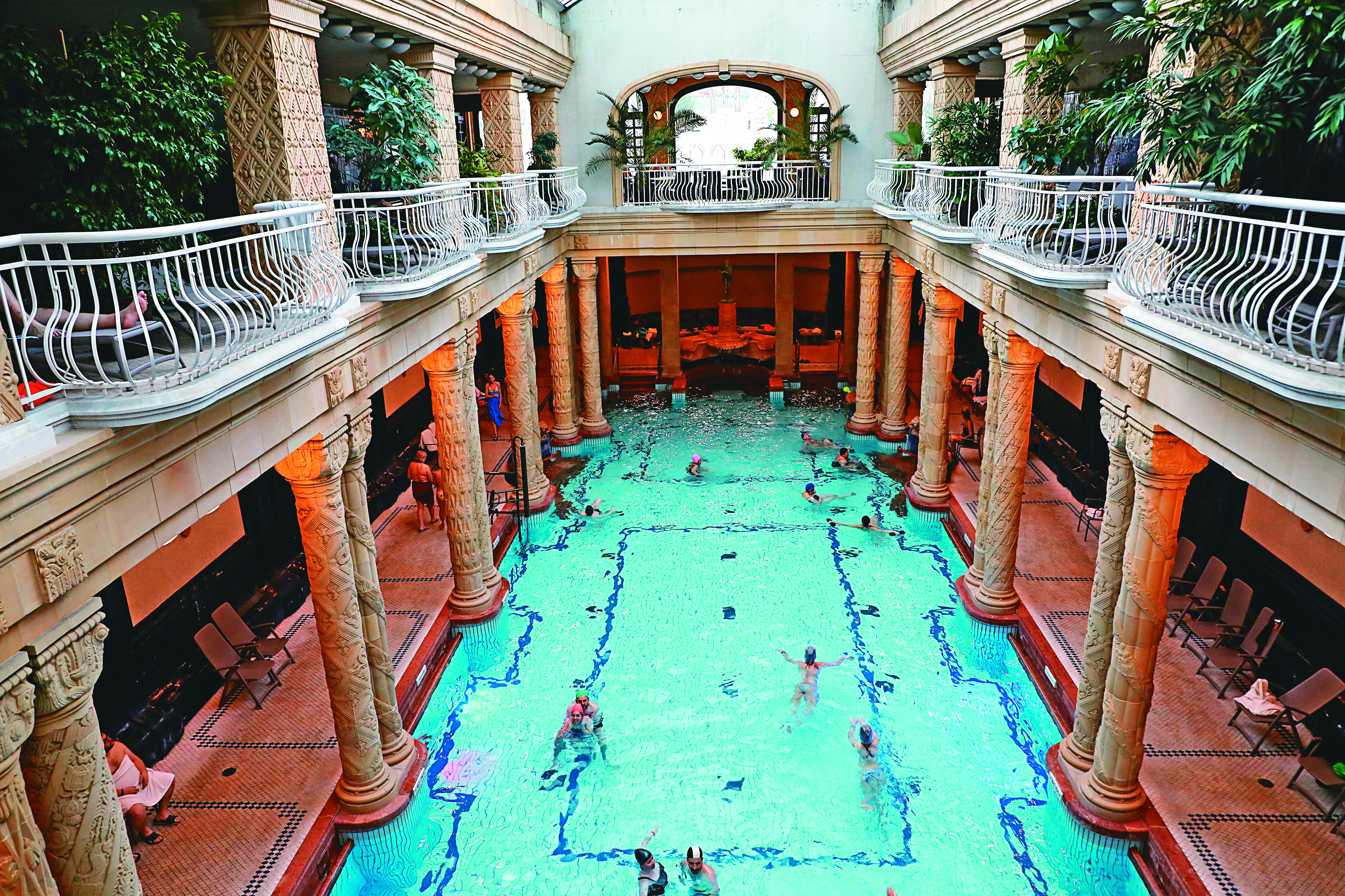 走進「蓋勒特溫泉浴場GELLÉRT THERMAL BATH」，便可見到這個有如室內花園的溫泉泳池，水溫約攝氏36度。