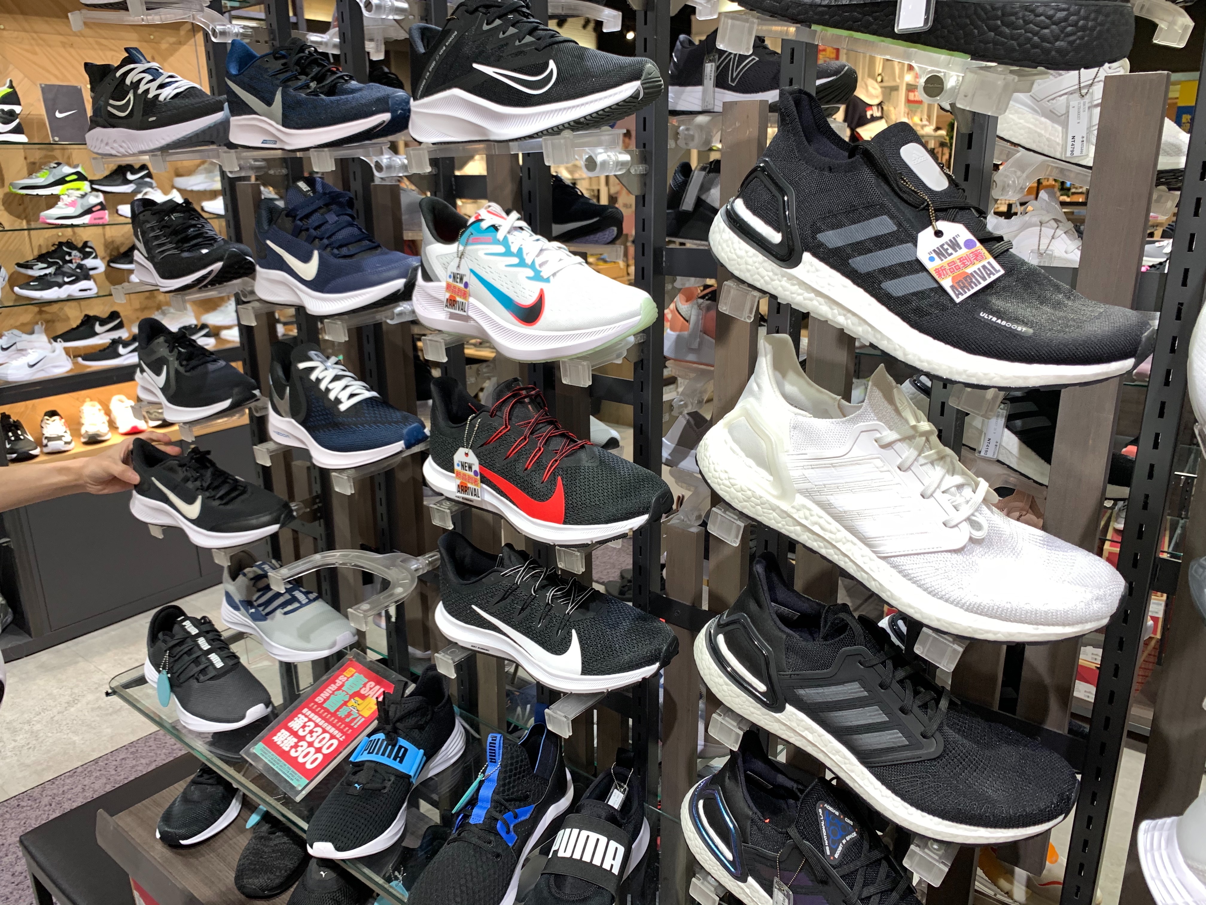 寶成最大的客戶是NIKE和adidas，蔡明倫為和客戶搏感情十八般武藝樣樣皆要學。