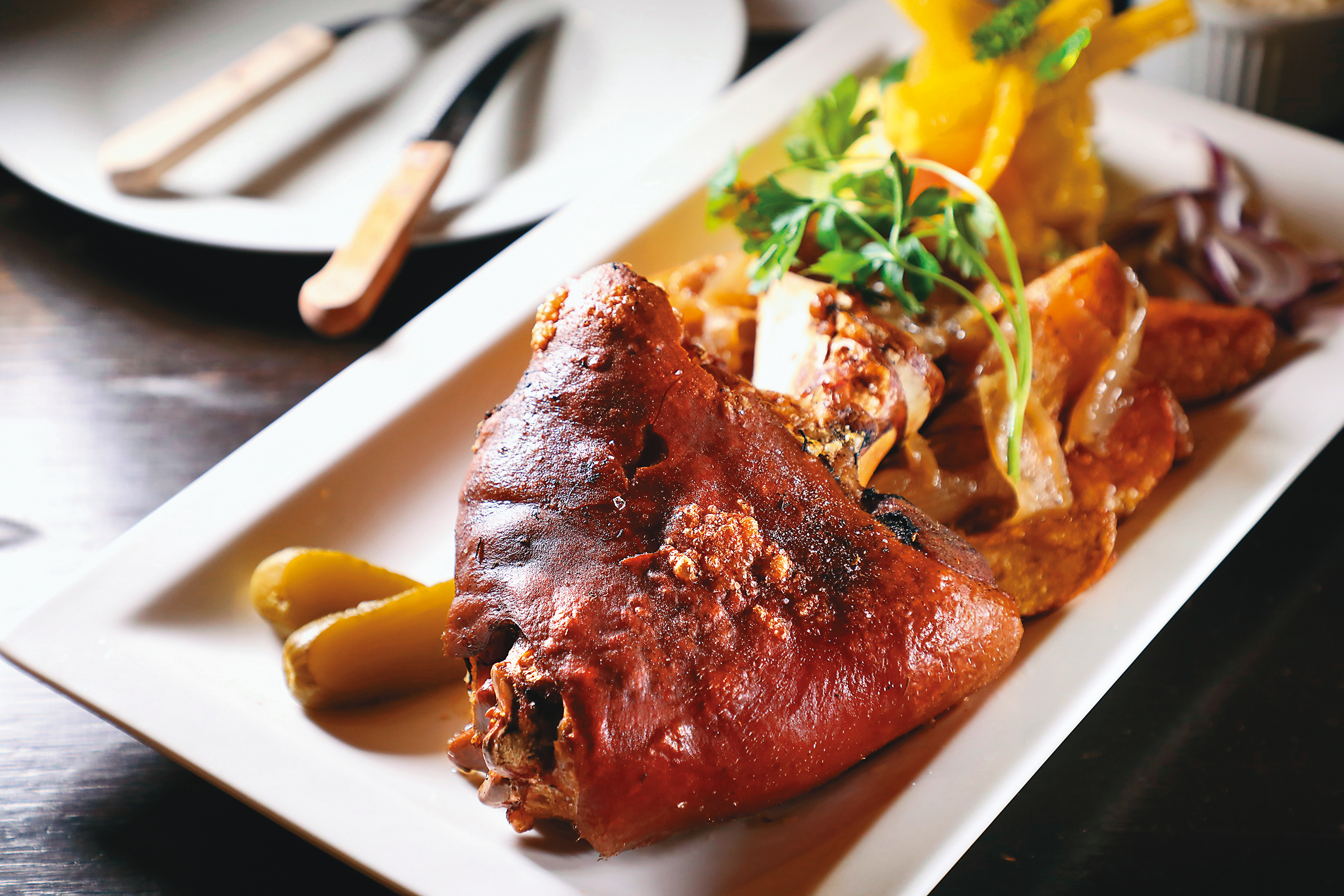 個頭超大的「脆皮豬腳」，是崇尚肉食主義的匈牙利人的最愛。（3,100福林／份，約NT$287）