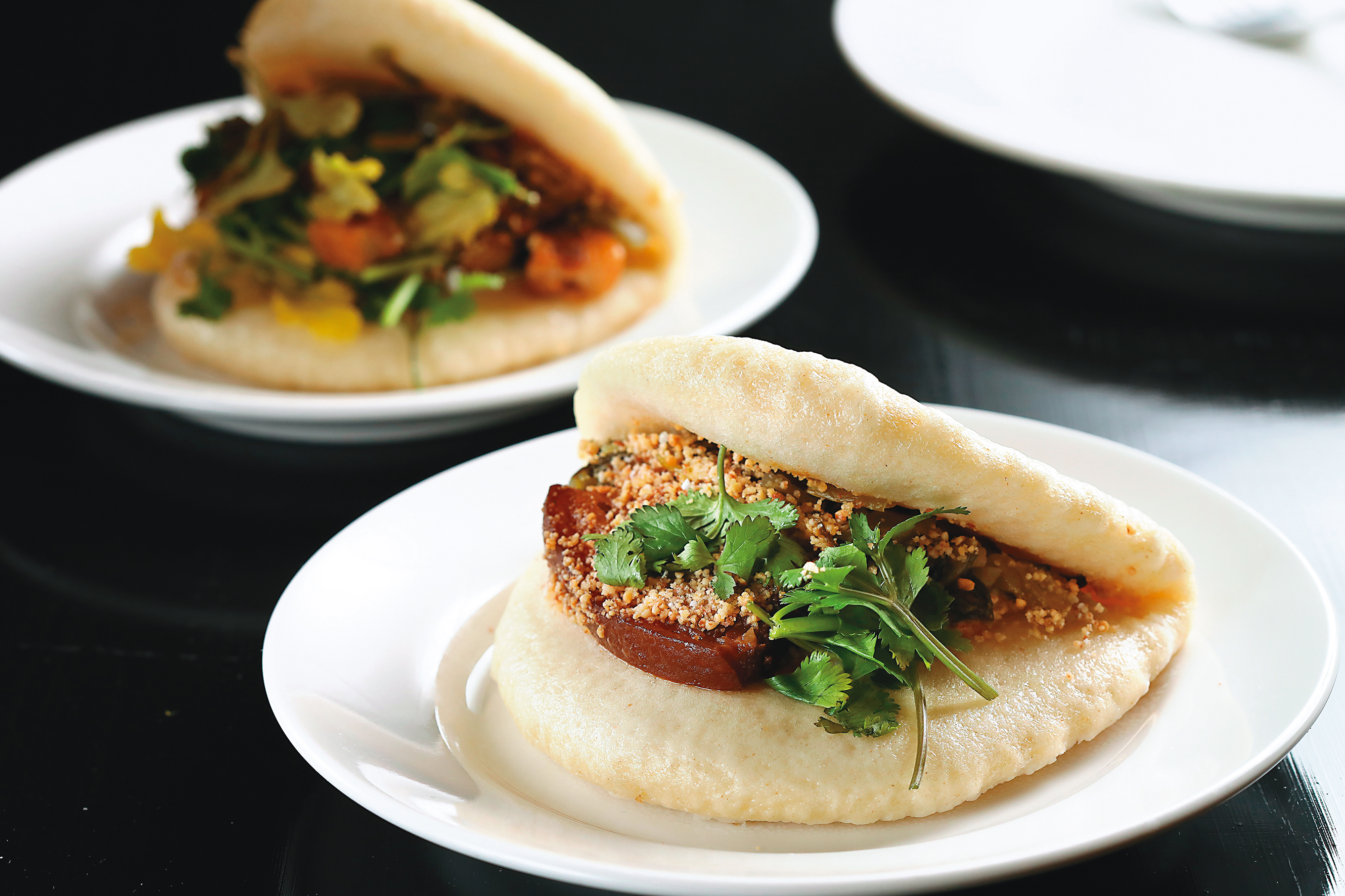 包夾滷肉、花生粉、香菜的刈包，還分為肉片與碎肉兩種版本。（皆900福林／份，約NT$83）