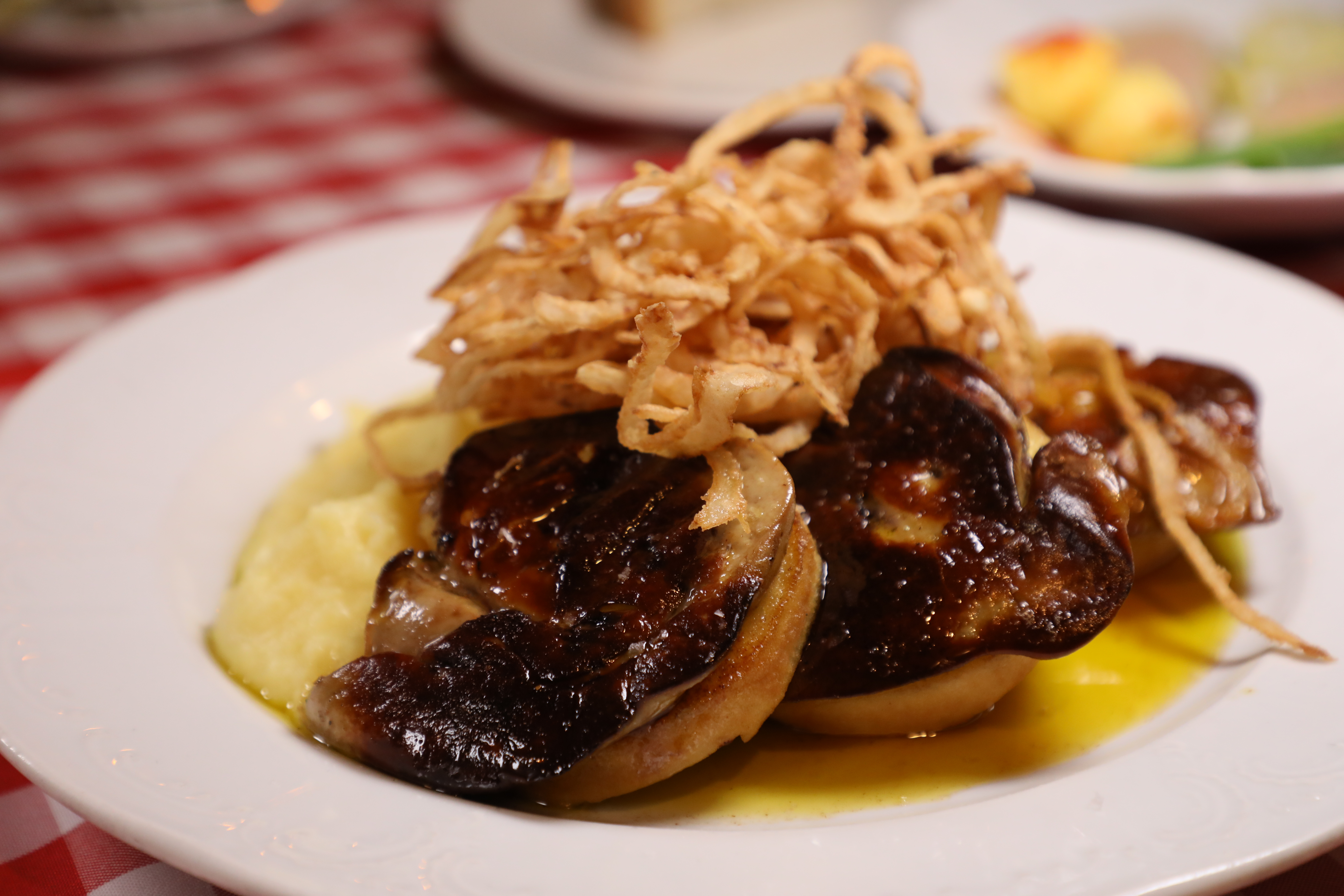 在其他國家屬於高檔料理的鵝肝，在匈牙利算是家常料理，許多餐廳都有賣，價格也不貴。（4,650福林／份，約NT$431）