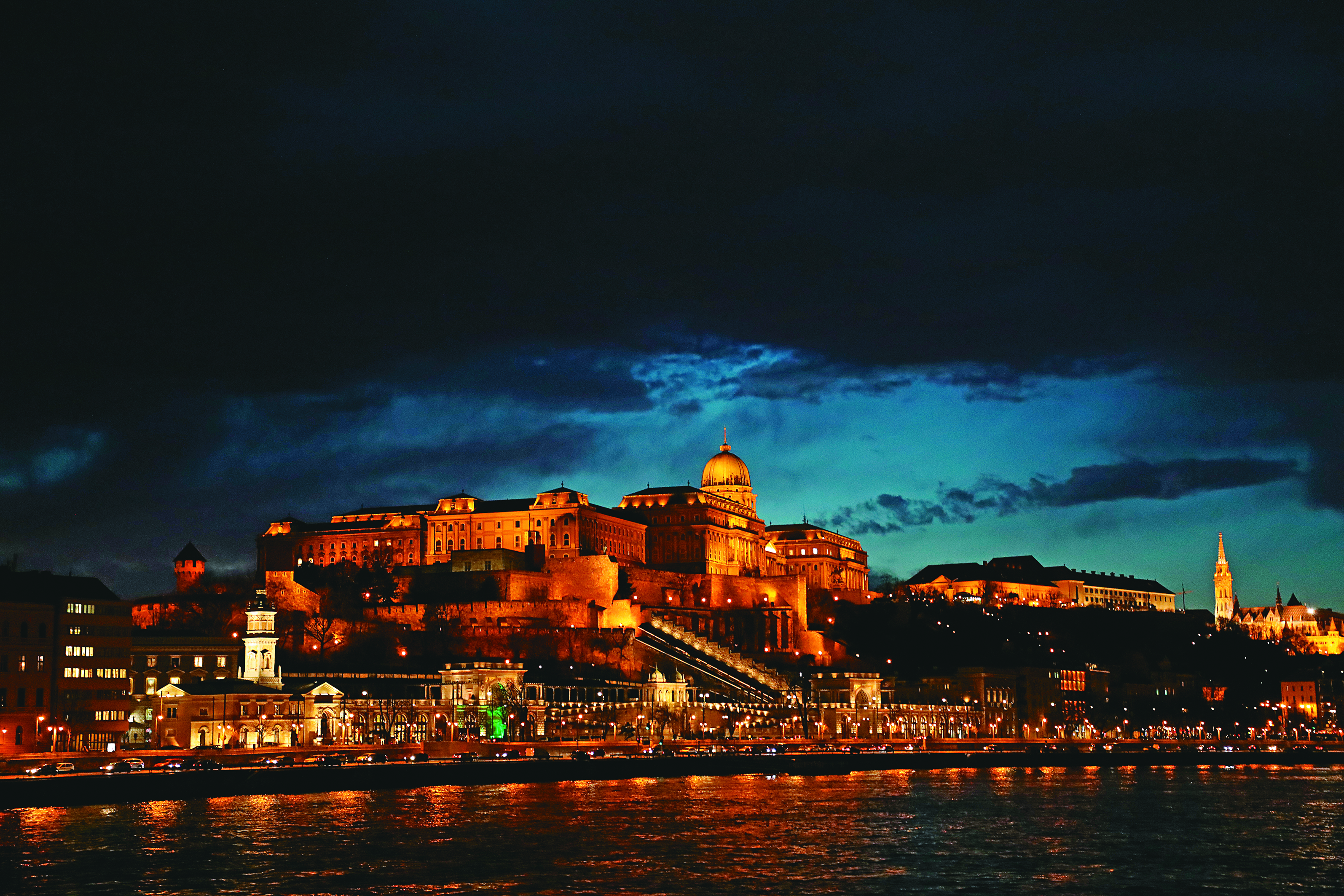 從多瑙河上看金碧輝煌的布達城堡，果然是名列世界遺產的美景。