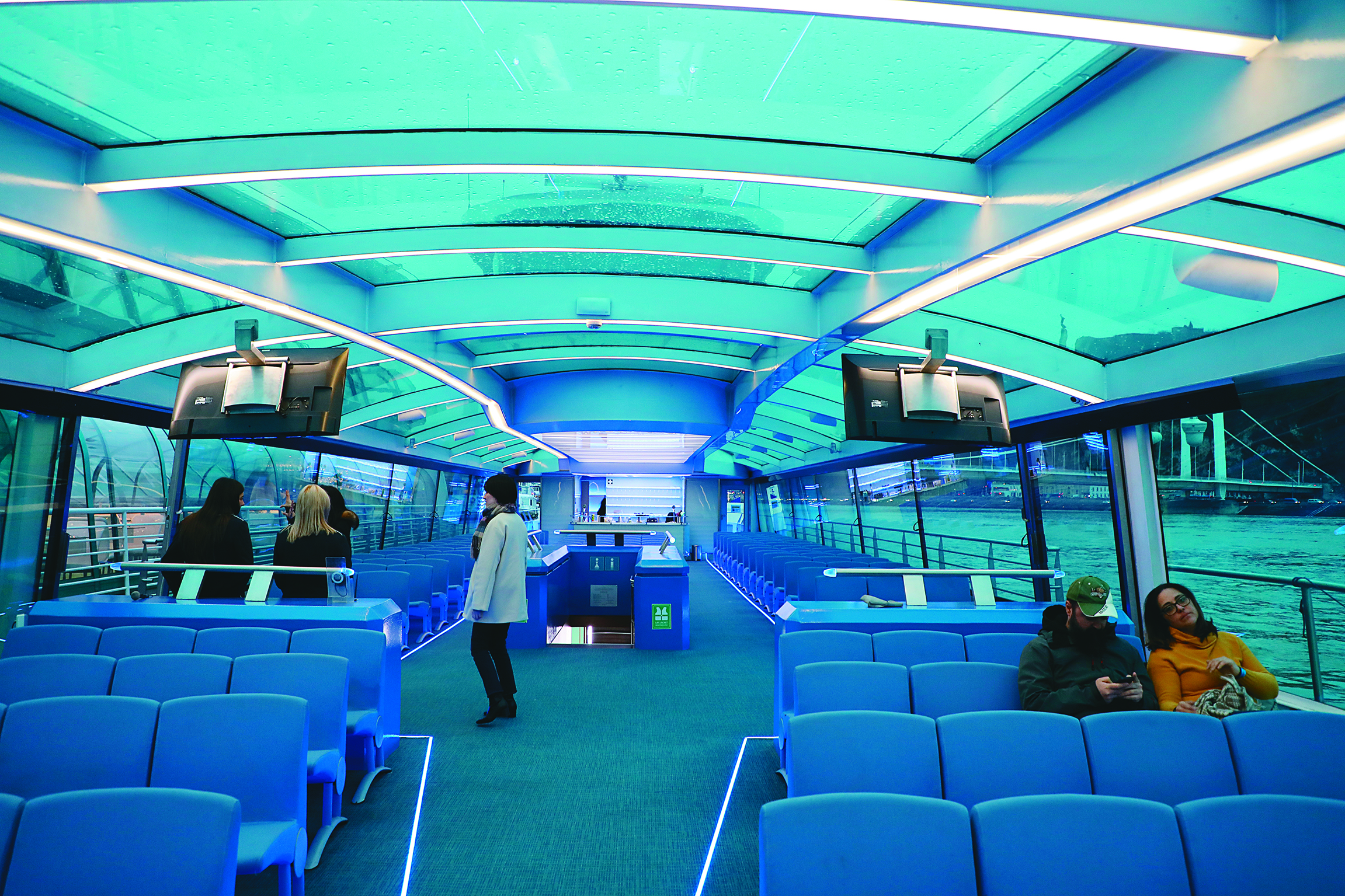 「Legenda City Cruises」的夜遊多瑙河行程，大都使用玻璃頂的河輪。