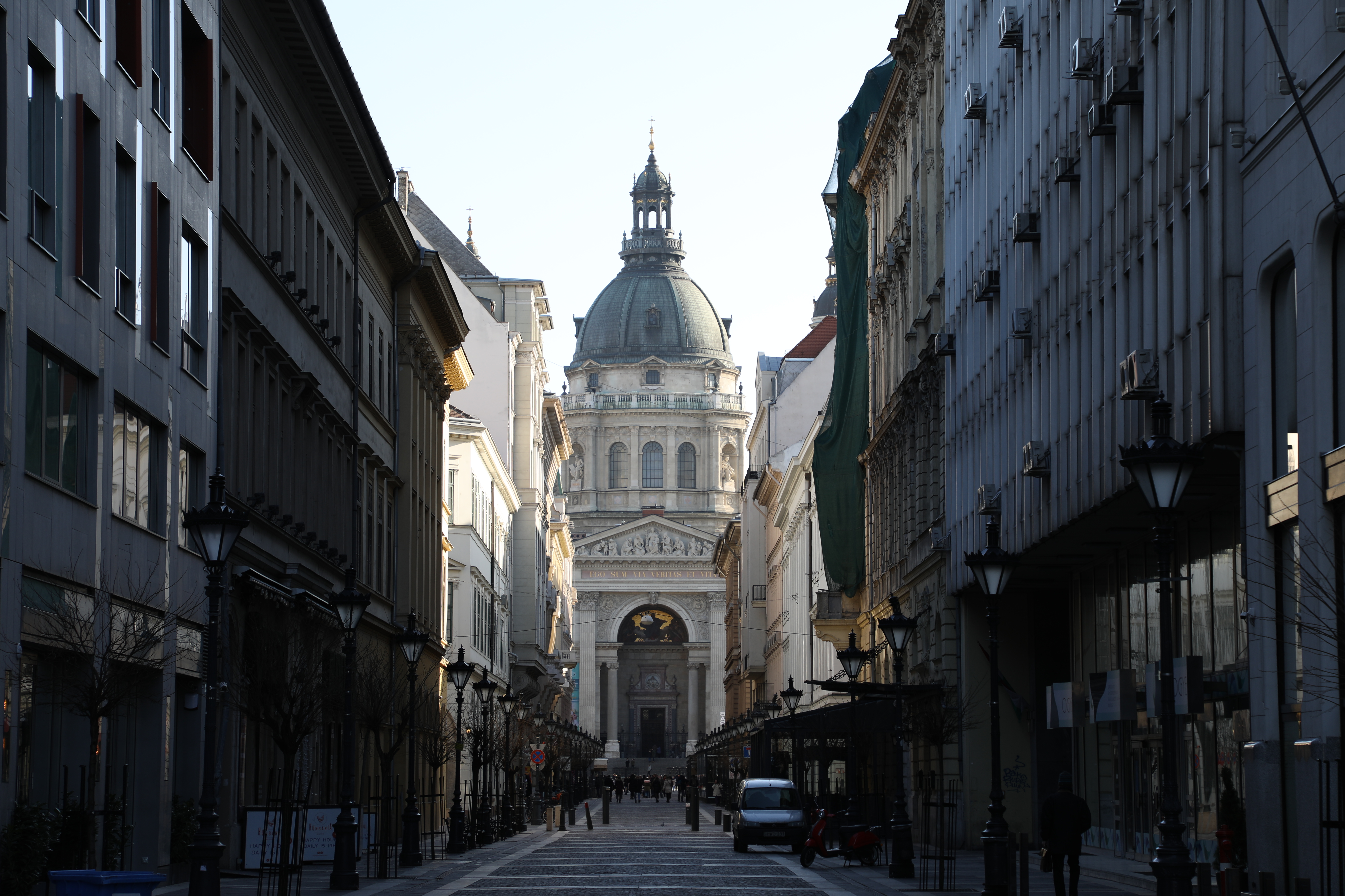 從多瑙河畔走向「聖史帝芬大教堂 St. Stephen's Basilica」，會先看到尖塔。