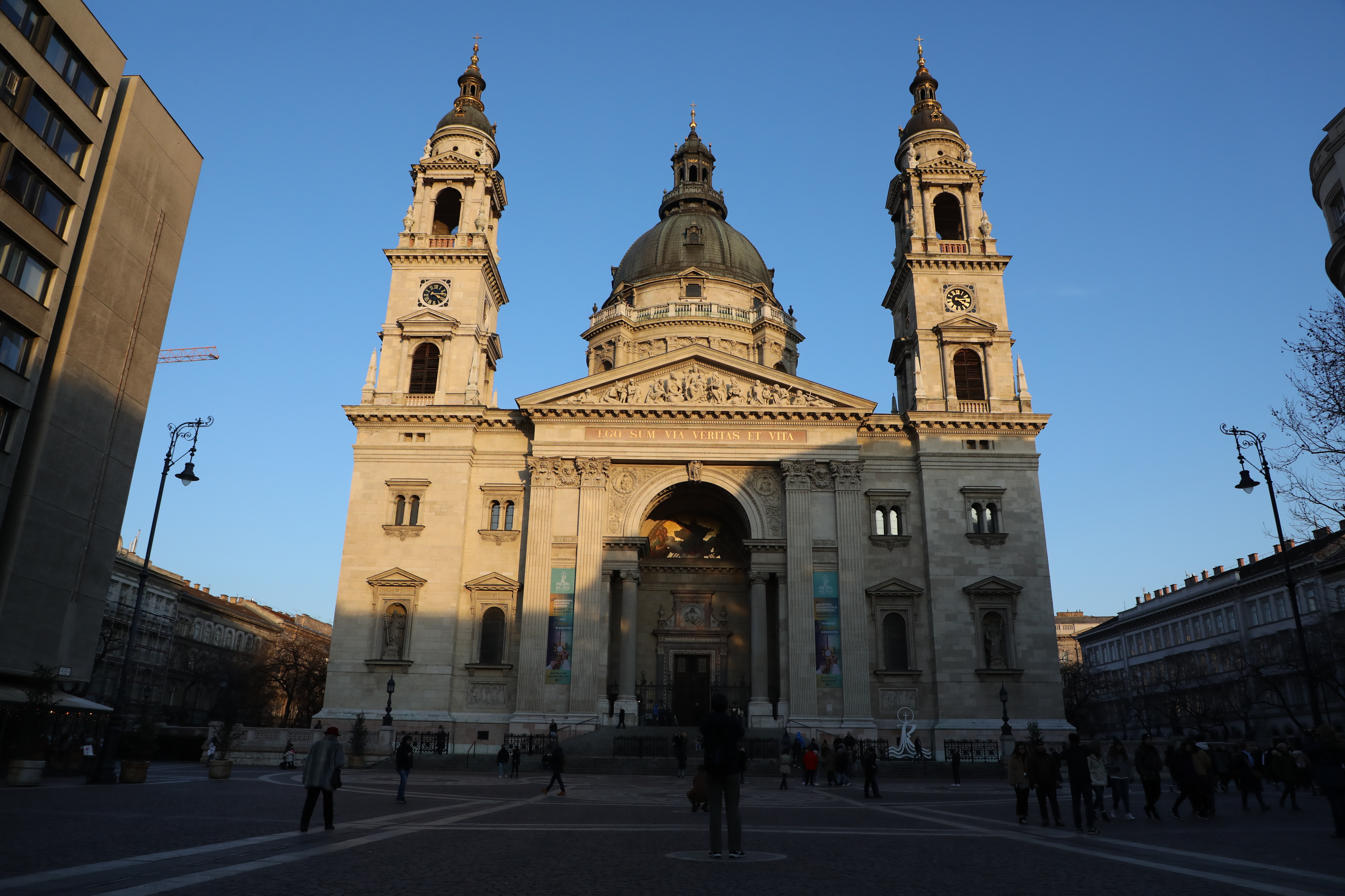 長87.4公尺、寬55公尺、高96公尺的「聖史帝芬大教堂 St. Stephen's Basilica」，融合了新古典主義和新文藝復興風格。
