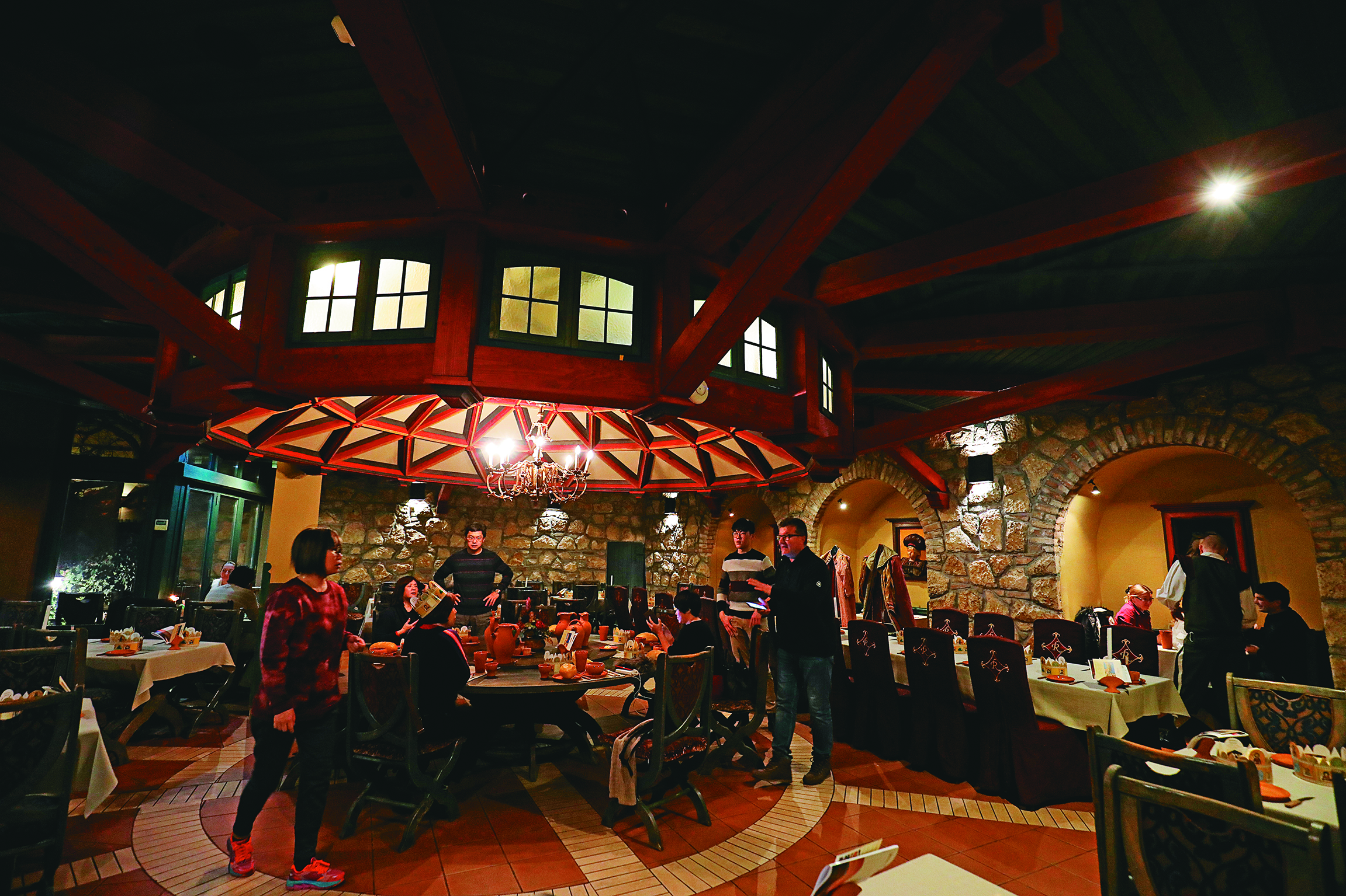 刻意打造的古老氣氛，讓客人像穿越到中古世紀的某個城堡用餐。