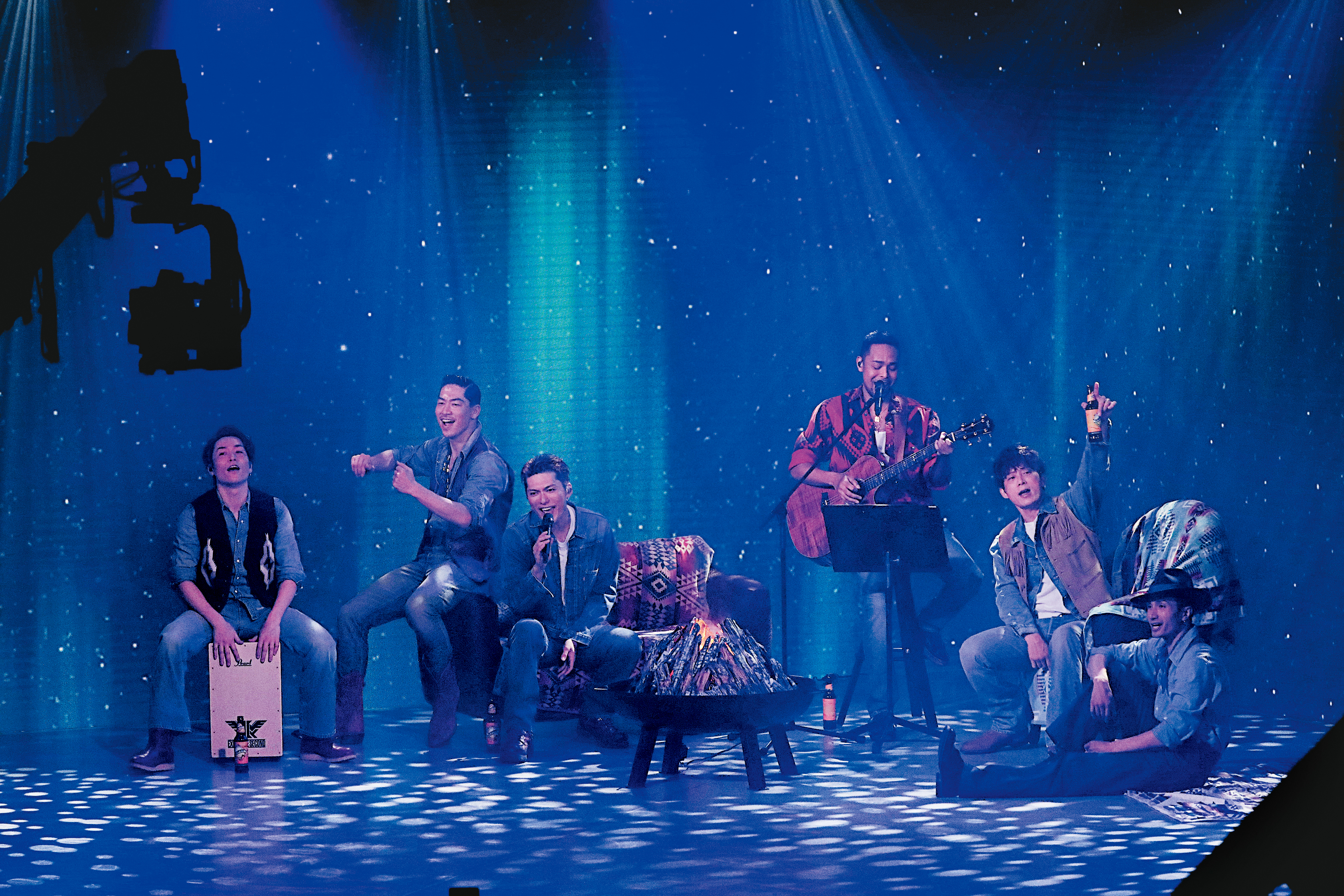 AKIRA（左2）所屬的「EXILE THE SECOND」在月初首次舉辦付費線上演唱會，成員們互相腦力激盪打造獨一無二的演出。（LDH提供）