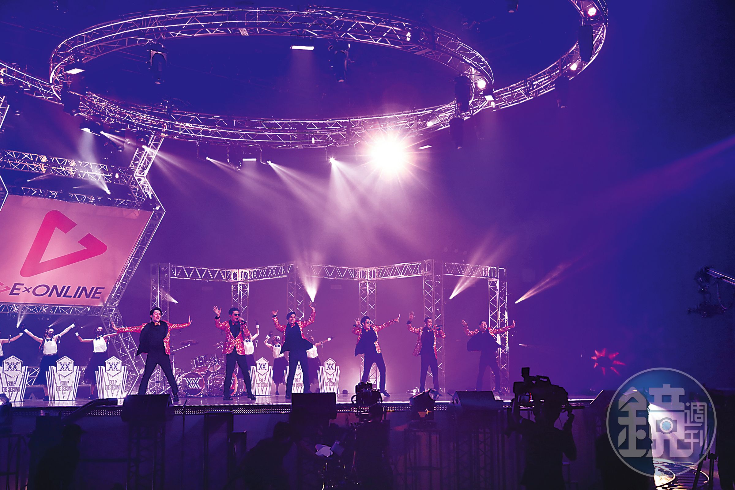 放浪家族的「LIVE × ONLINE」線上演出設備不馬虎，借演唱會場館直播。（LDH提供）