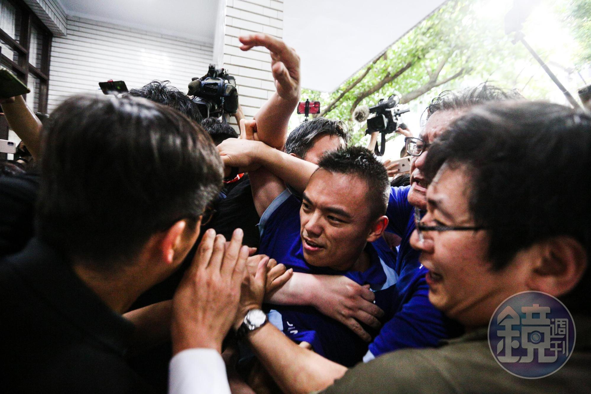 上午7時左右陳菊進入議場時，藍綠立委在議場外爆發激烈的肢體推擠。（本刊資料照）