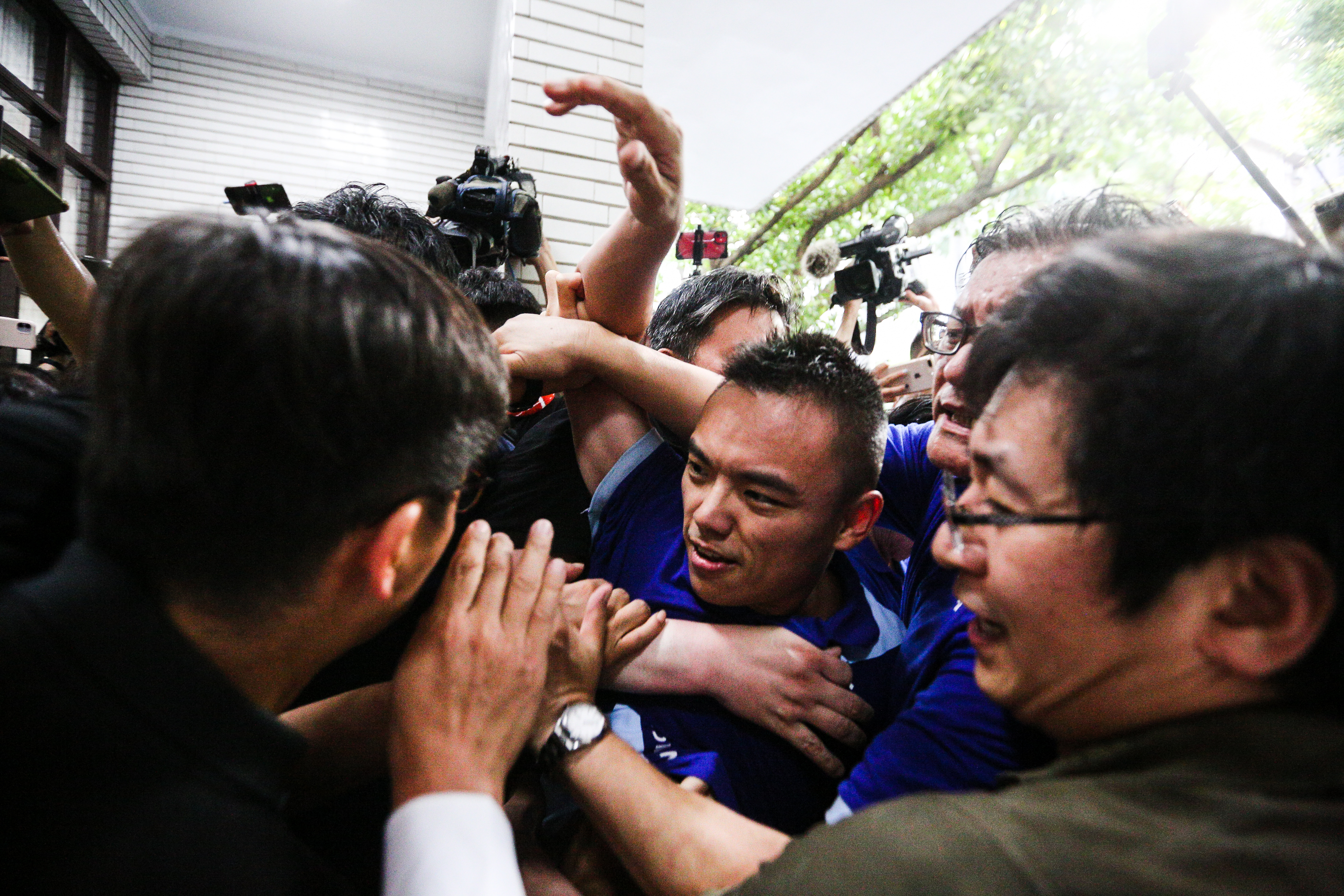 上午7時左右陳菊進入議場時，藍綠立委在議場外爆發激烈的肢體推擠。（本刊資料照）