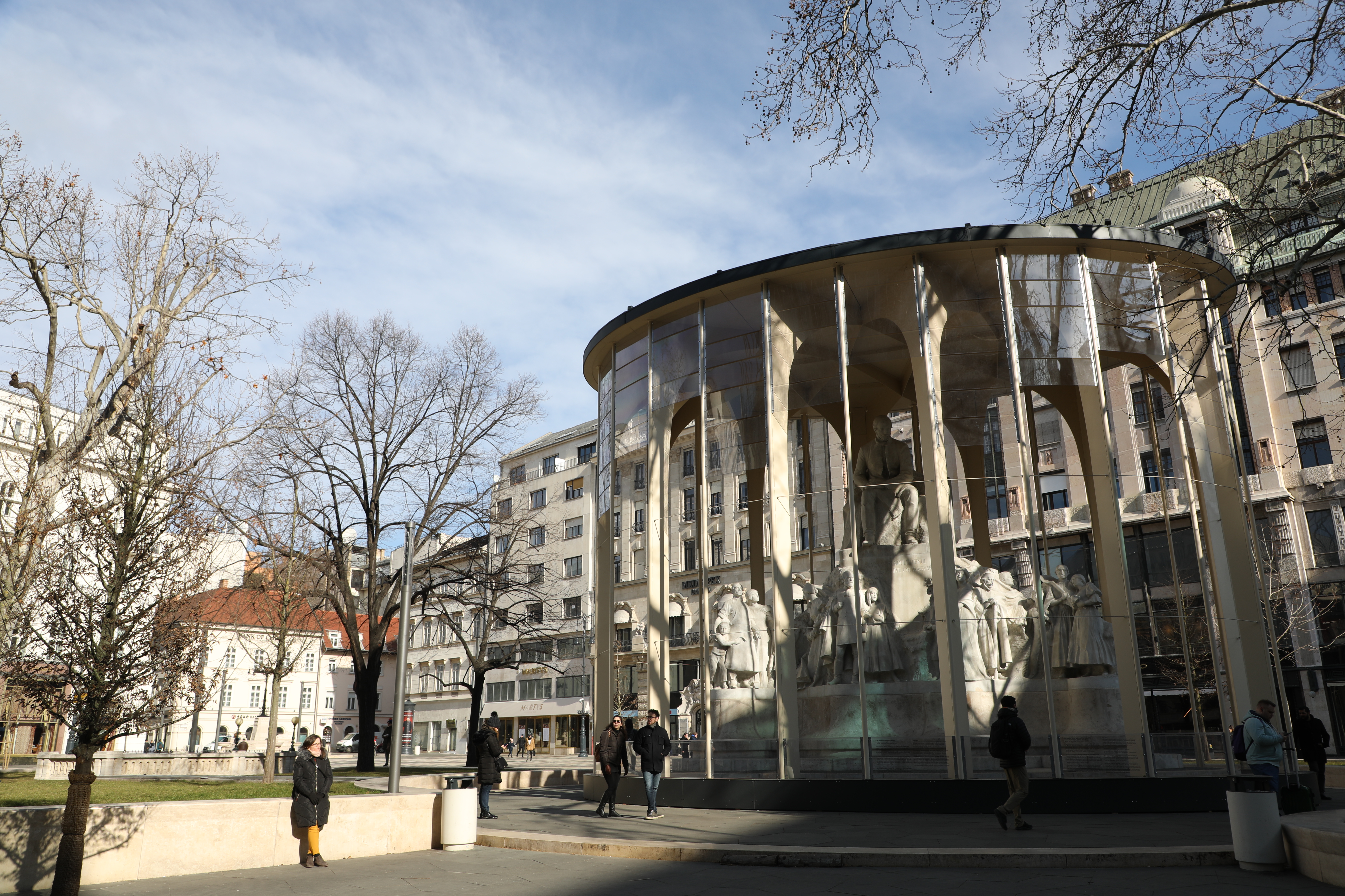 瓦茨街（Váci Utca）就在這個圓環雕塑附近，是Jassica特別推薦的步行街，周圍有許多餐廳與商店，是遊客購物的大本營。