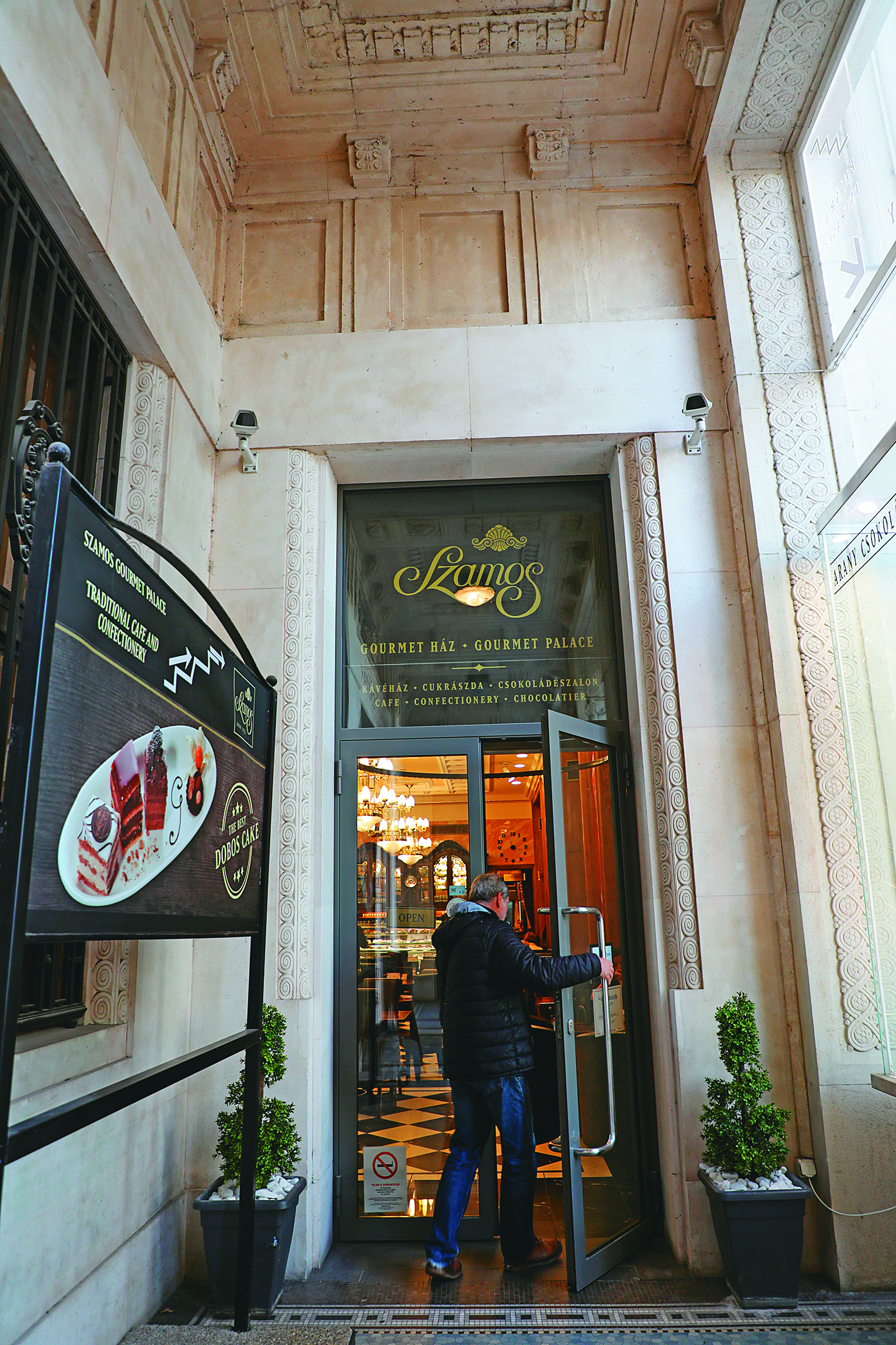 這家「Szamos Gourmet Ház」開在購物街附近，很適合吃早餐或下午來歇腳。