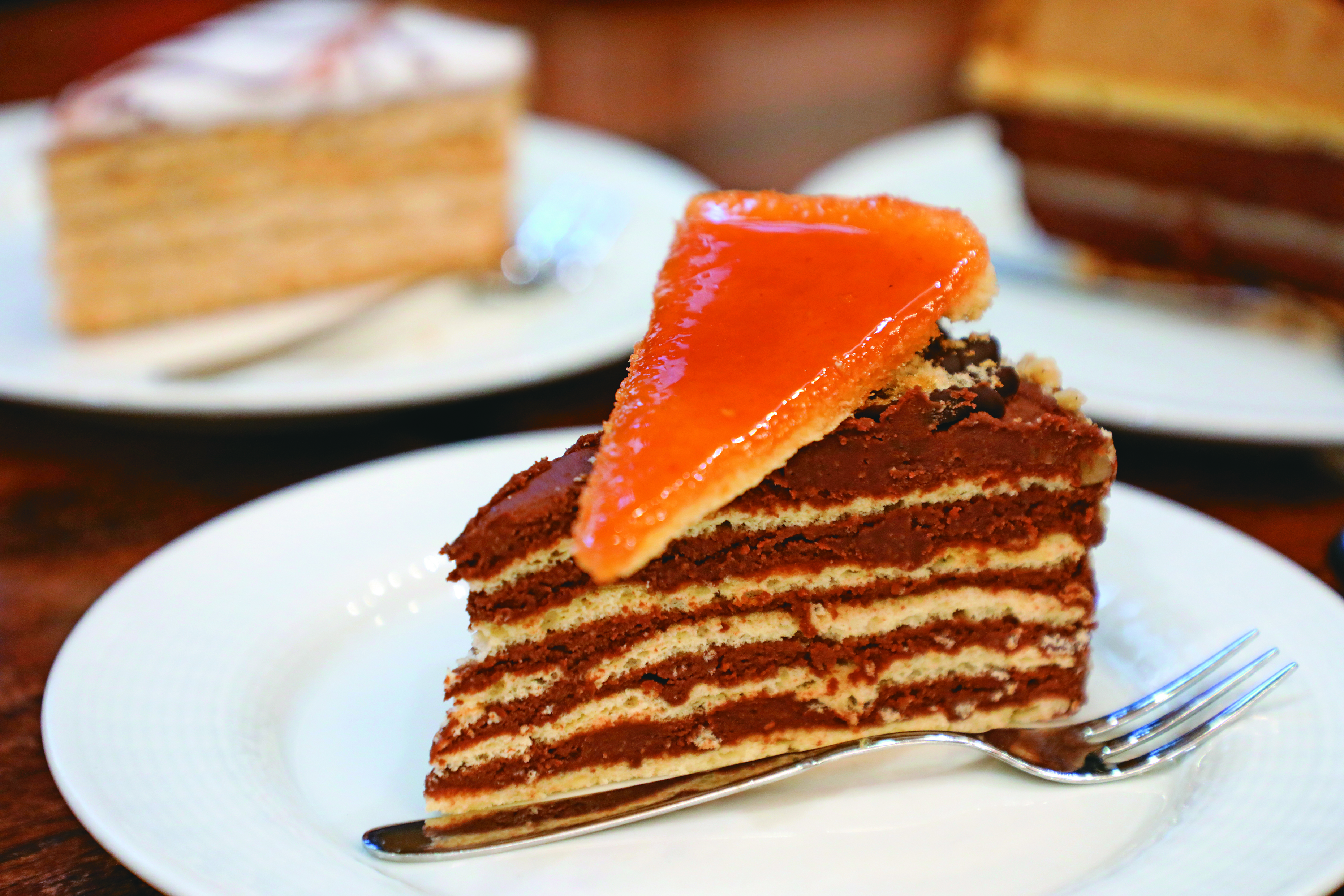 招牌甜點「DOBOS CAKE」，是巧克力奶油、榛果、焦糖的美味組合。（930福林／份，約NT$86）