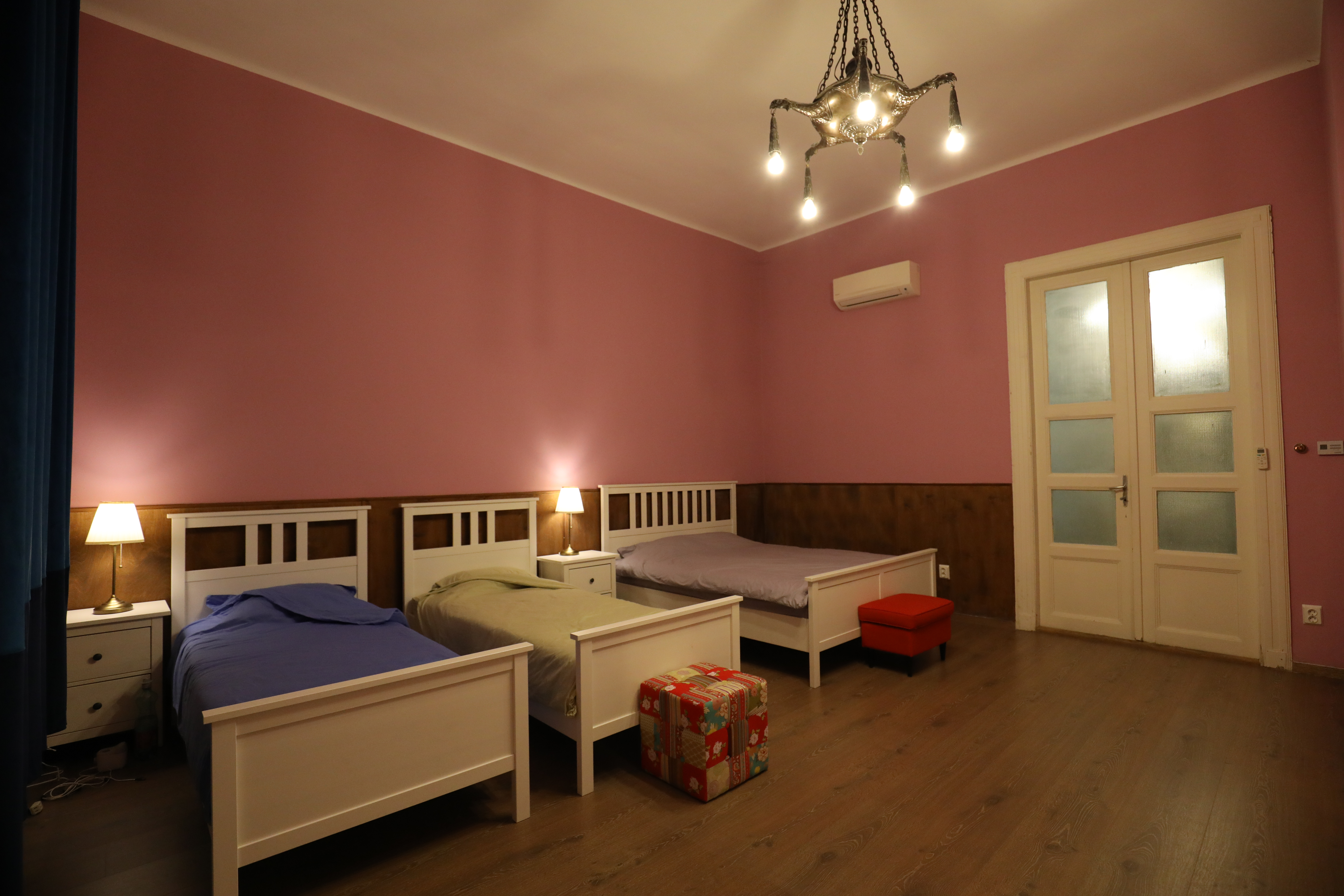 漆上溫馨粉色系的民宿4人房，配置了1張大床與2張小床。