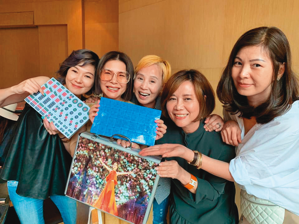 張清芳離婚後，2個兒子不在身邊，由台胡瓜前妻秀秀（右一）等好友陪伴渡過低潮。（翻攝自李明依臉書）
