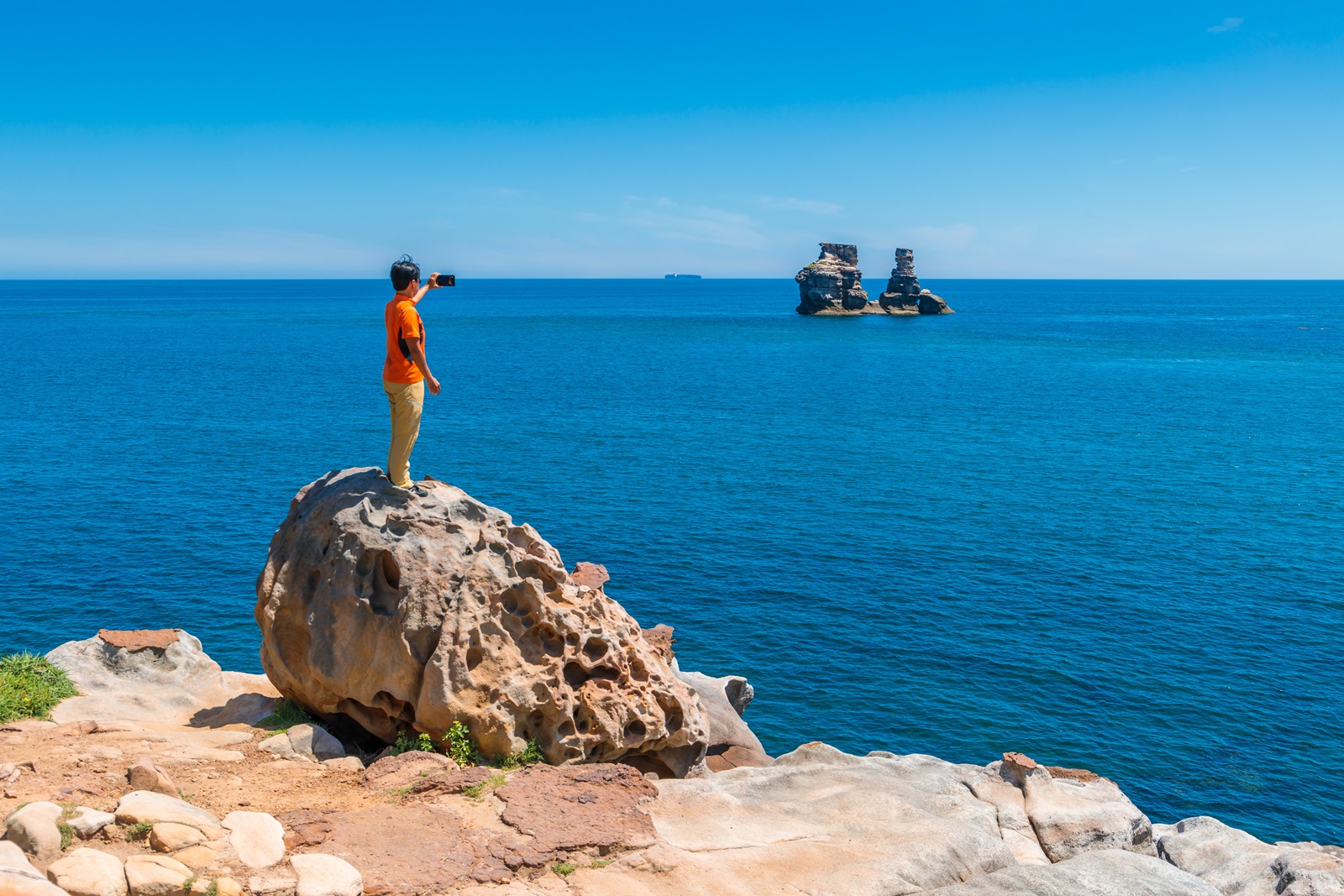 面對金山神祕海灘，藍的天、藍的海，就是夏天的味道。