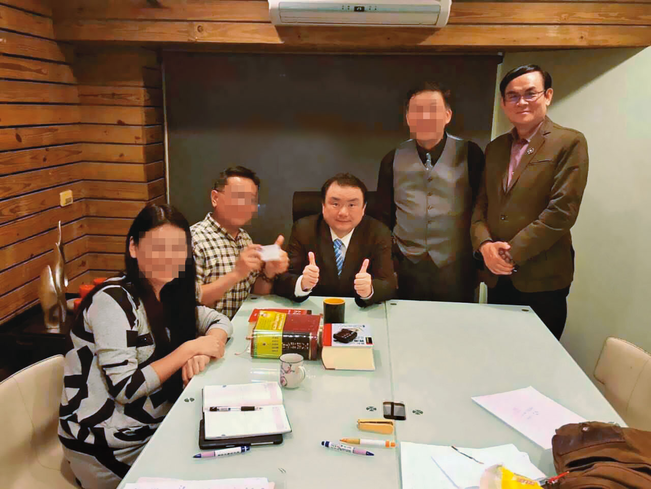 檢察官劉承武（中）為吸金案被告朱冠亦（右）提供法律諮詢，引發爭議。（讀者提供）