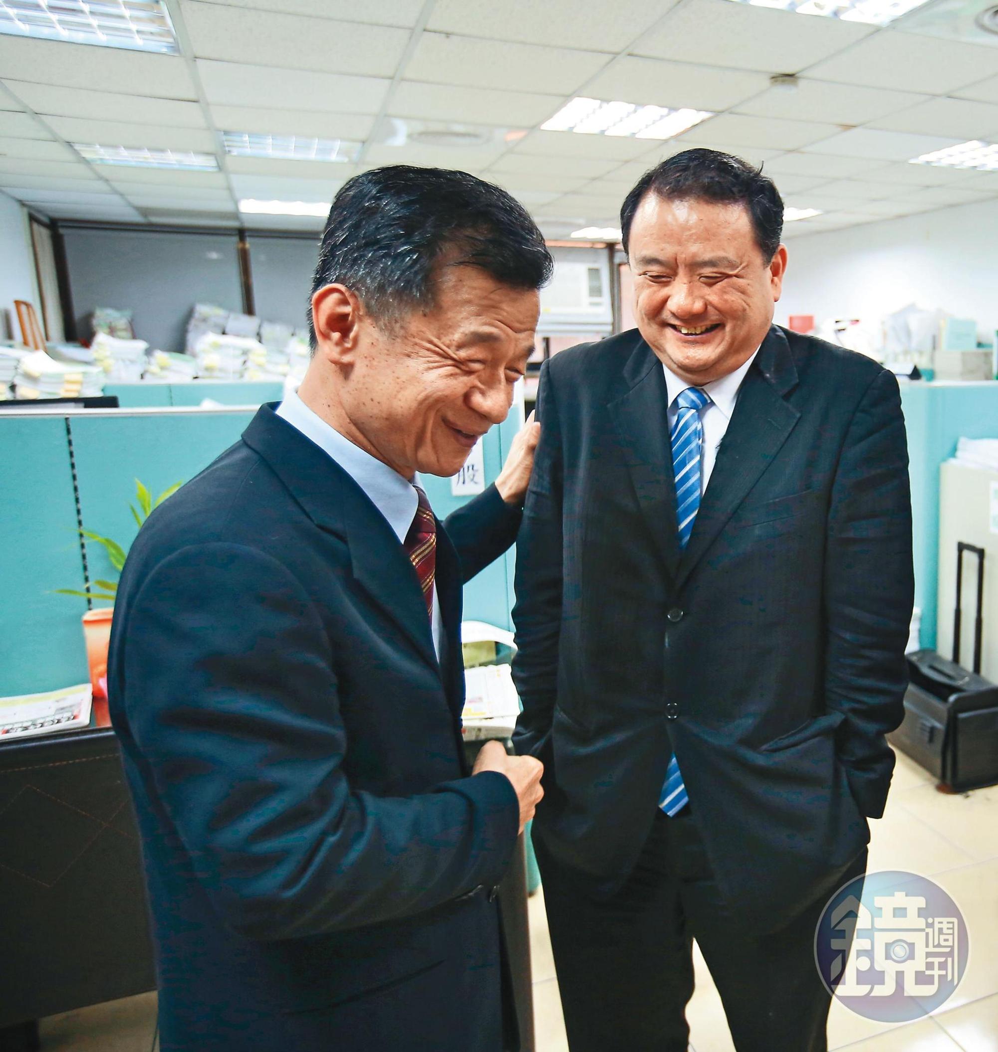 劉承武(右)擁有高知名度,前法務部長邱太三(左)對他也印象深刻。