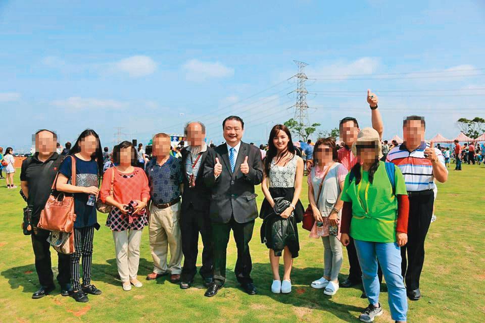 劉承武在多個民間協會提供法律諮詢,主播女兒劉忻怡也常會陪同出席活動。(翻攝桃園市公道正義服務協會官網)