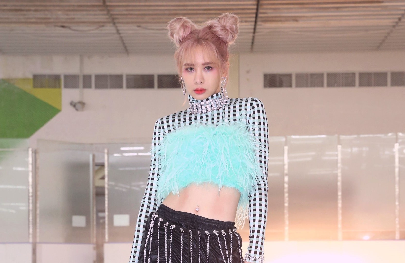 安心亞新專輯首波主打〈來追我男友吧〉，提倡愛自己、自信破表的「正宮價值」。（環球音樂提供）