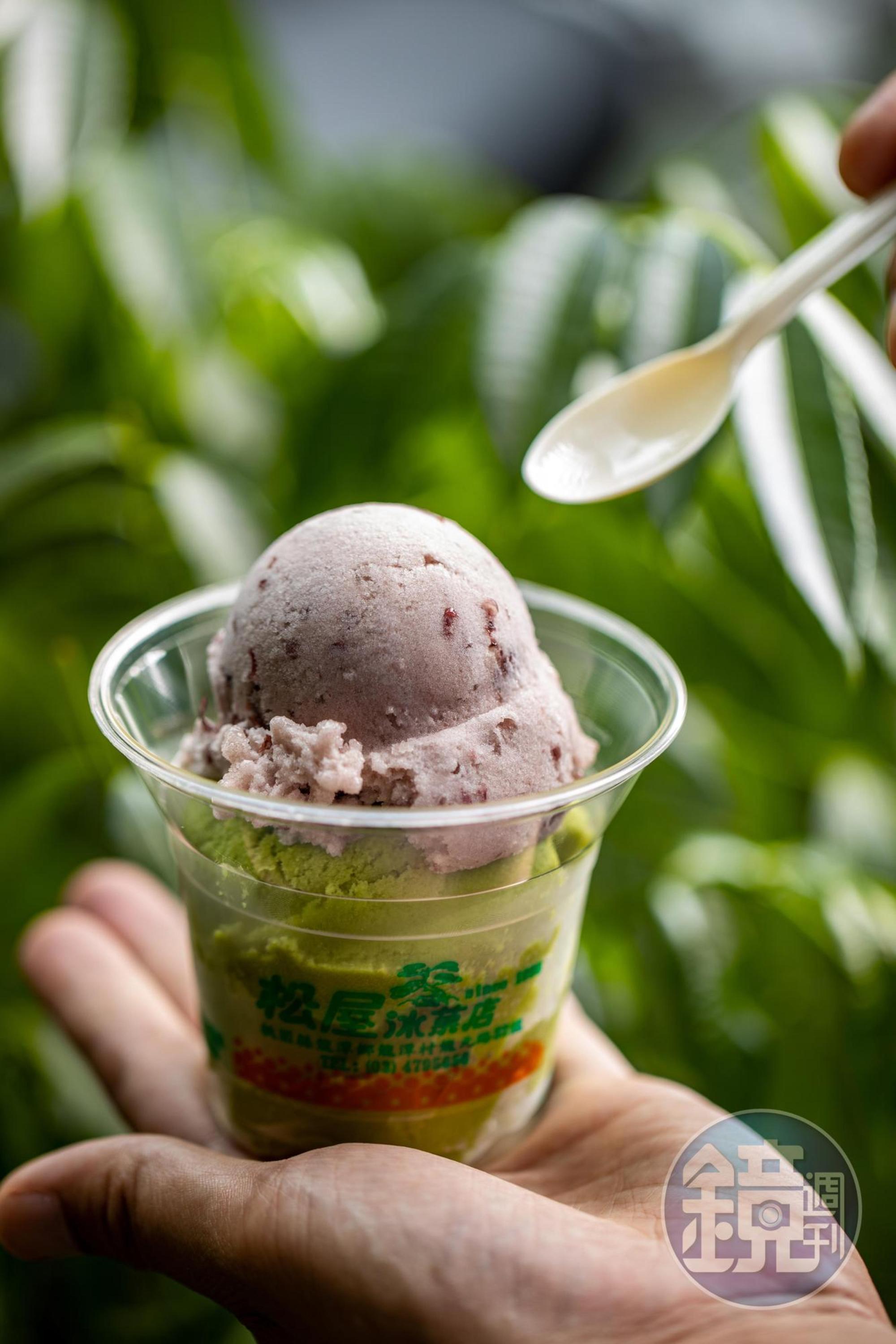 鍾耀雄也開發新口味，使用龍潭百年茶廠「新福隆」綠茶製成的「抹茶」，茶味清雅，和「紅豆」是絕配。（50元／3球）