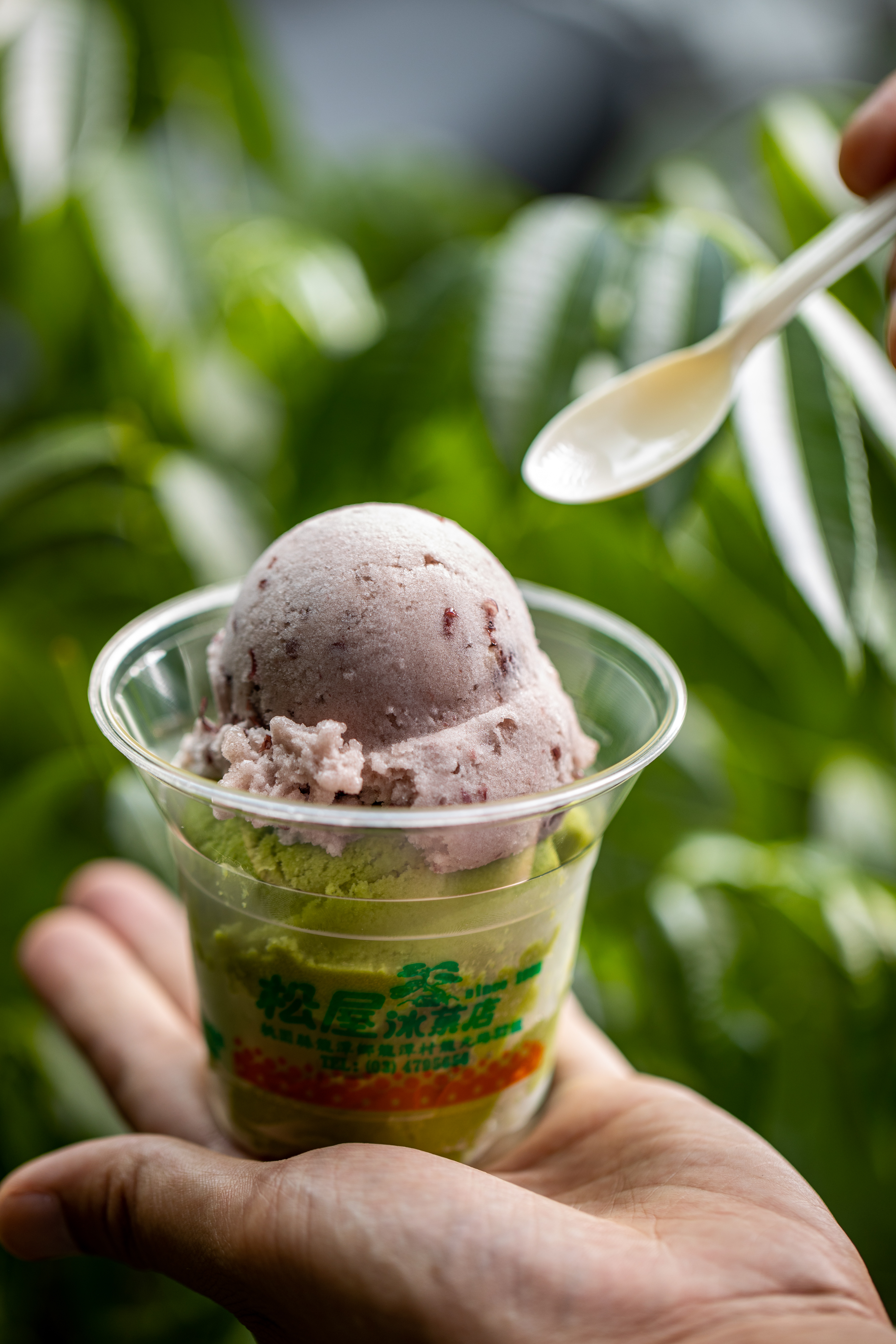 鍾耀雄也開發新口味，使用龍潭百年茶廠「新福隆」綠茶製成的「抹茶」，茶味清雅，和「紅豆」是絕配。（50元／3球）