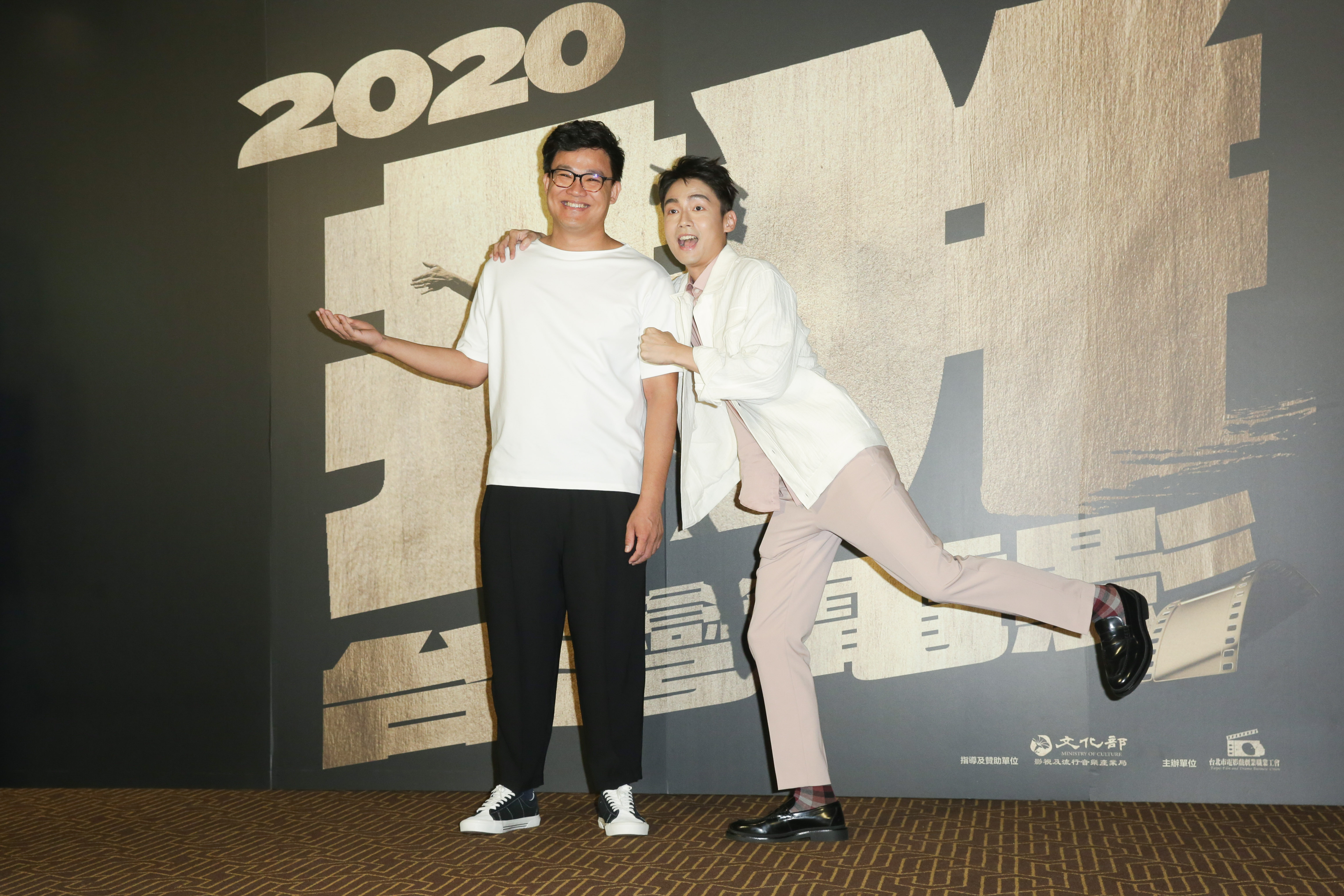 為什麼《逃出立法院》每次宣傳，現實的立法院就會出事？林鶴軒（右）說這要問監製曾瀚賢（左）。