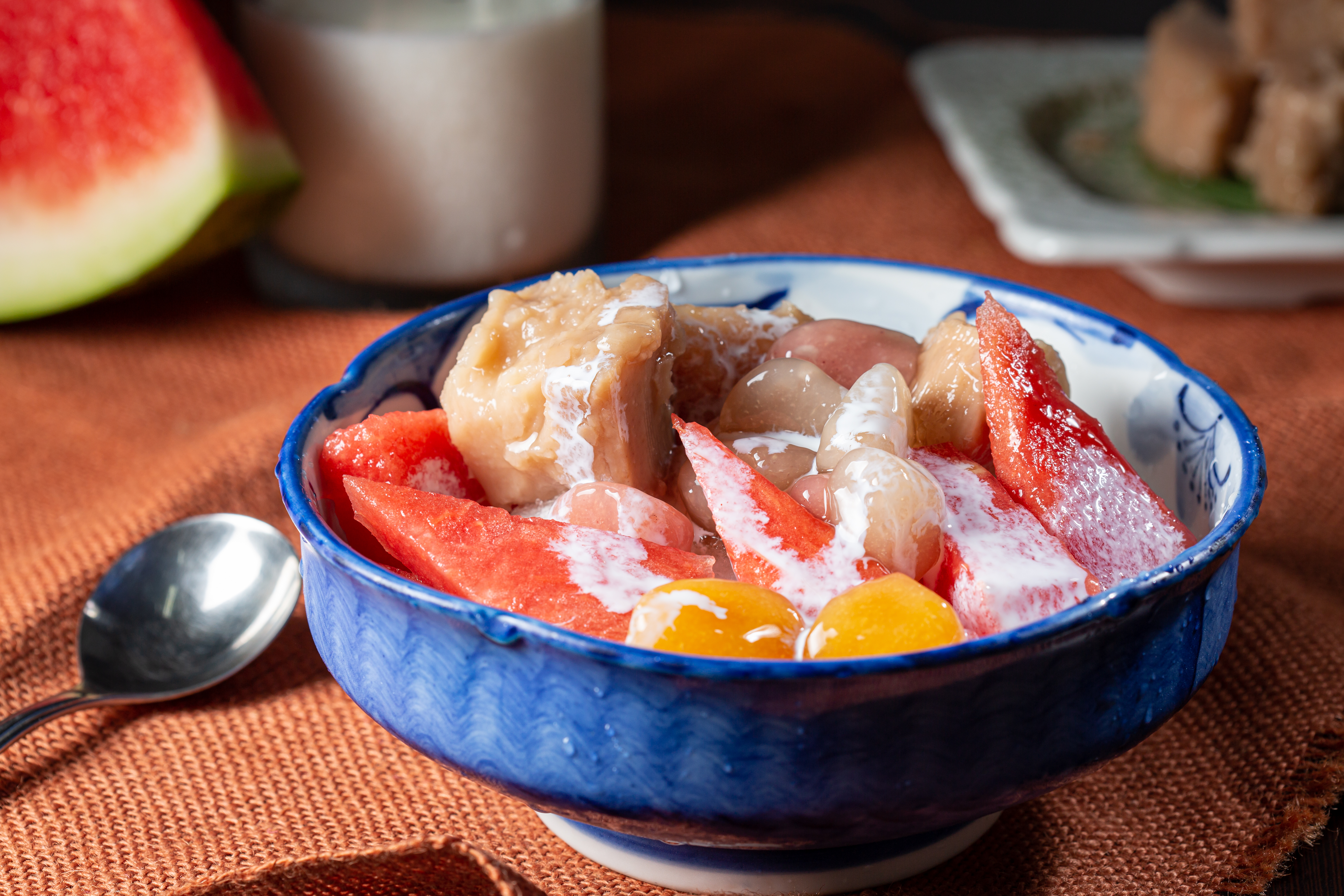 「鮮奶西瓜芋圓芋頭」看起來很衝突，冰涼的牛奶卻統合了芋圓的滑、西瓜的沙、芋頭的棉，吃來頗均衡。（55元／碗）