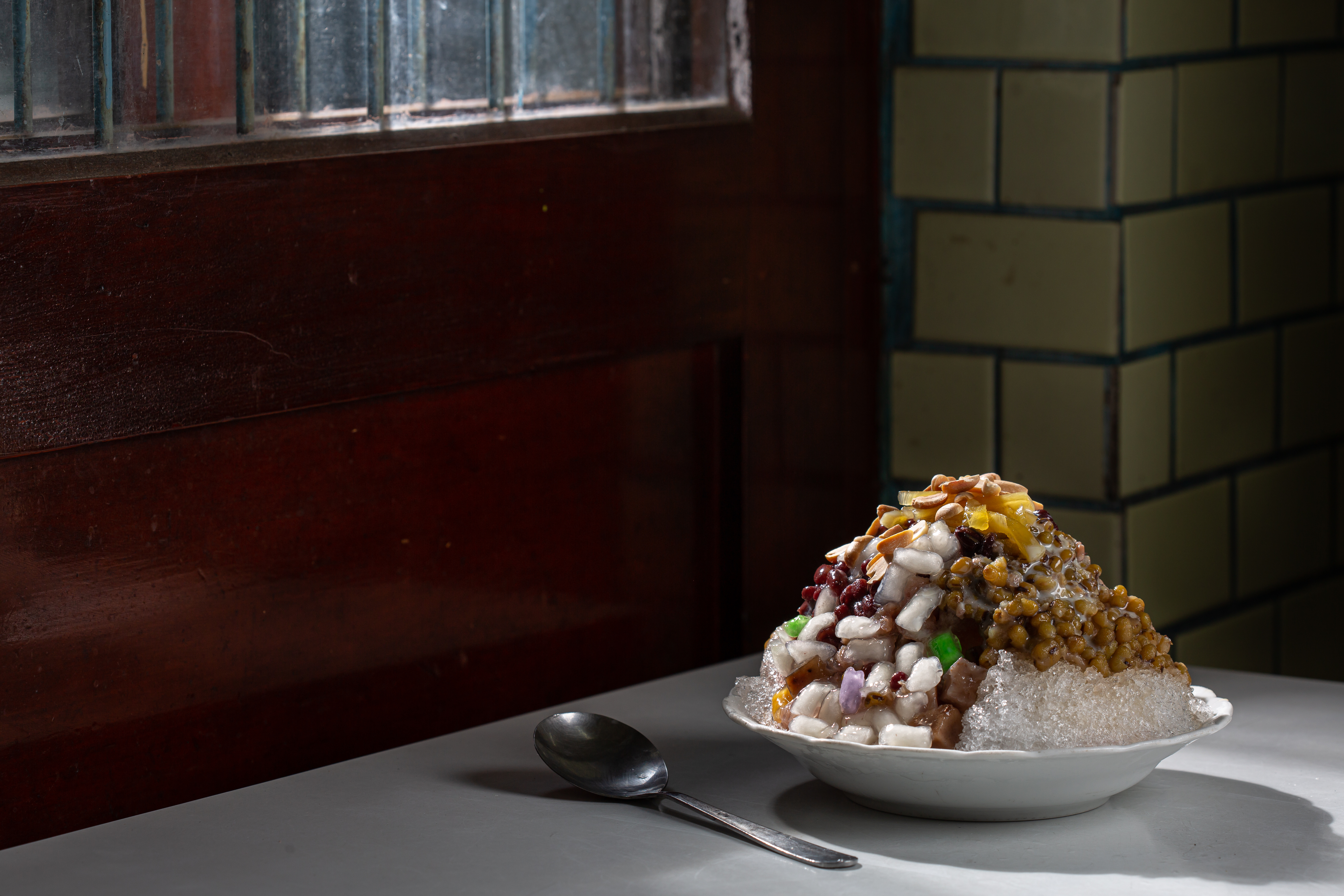 苗栗頭份的43年冰店「建成冰菓室」，靠著這碗「雜冰」拯救在地人的夏日胃口。（60元／碗）