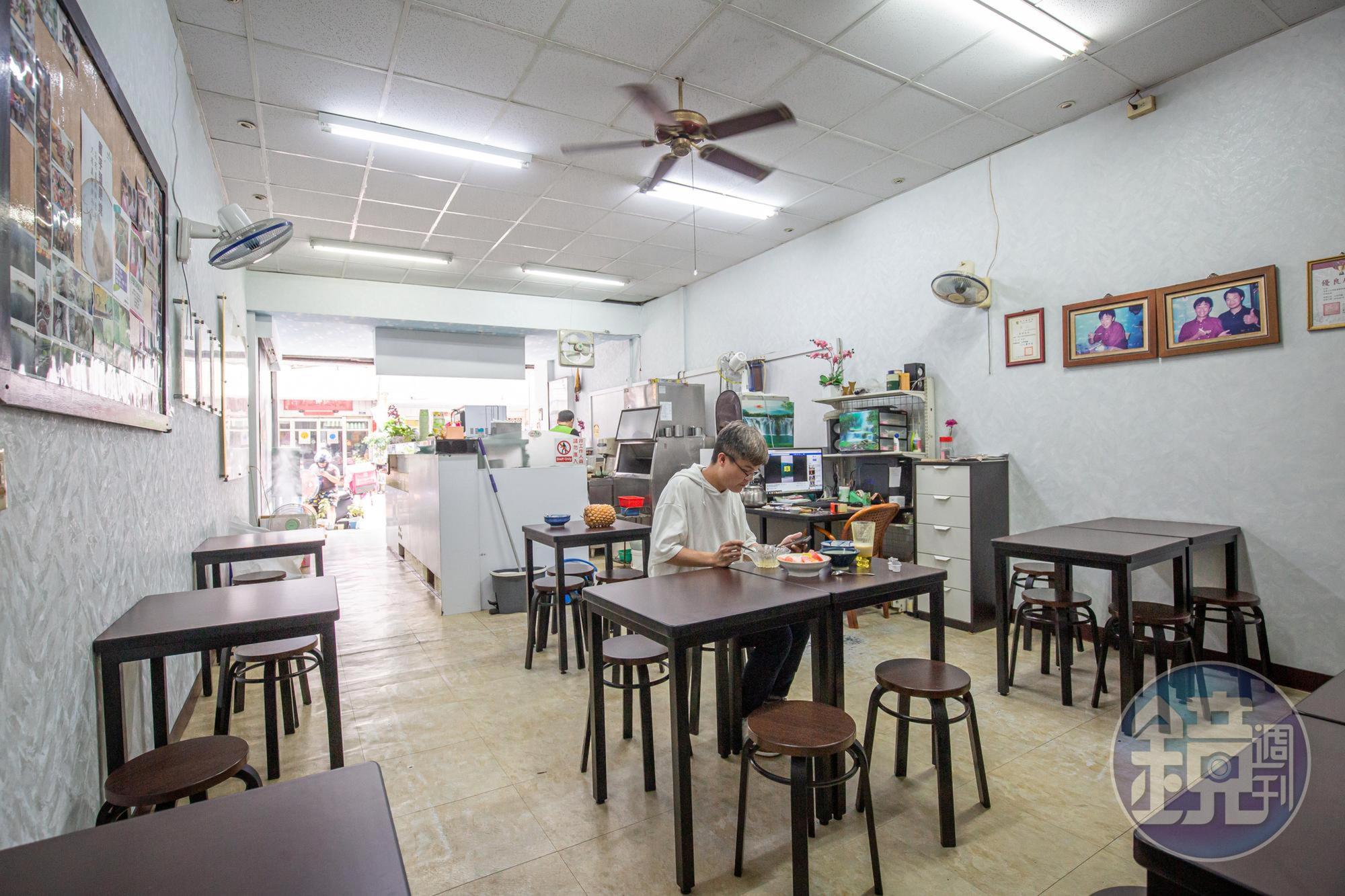店內裝潢簡單，卻有如躲避熱毒陽光的避難所。