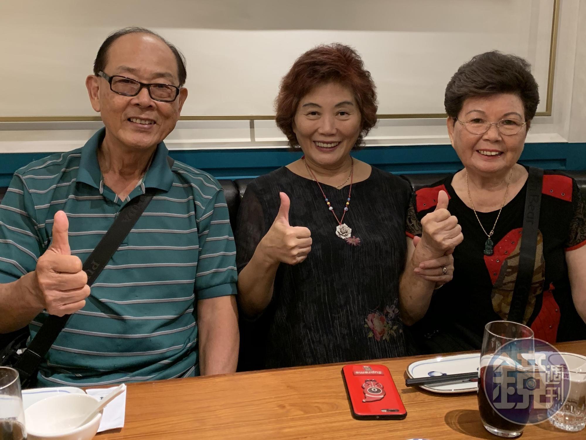 董事長陳啟昌找來「古早味客家菜」的老闆娘富美阿嬤（右一）擔任廚藝顧問。