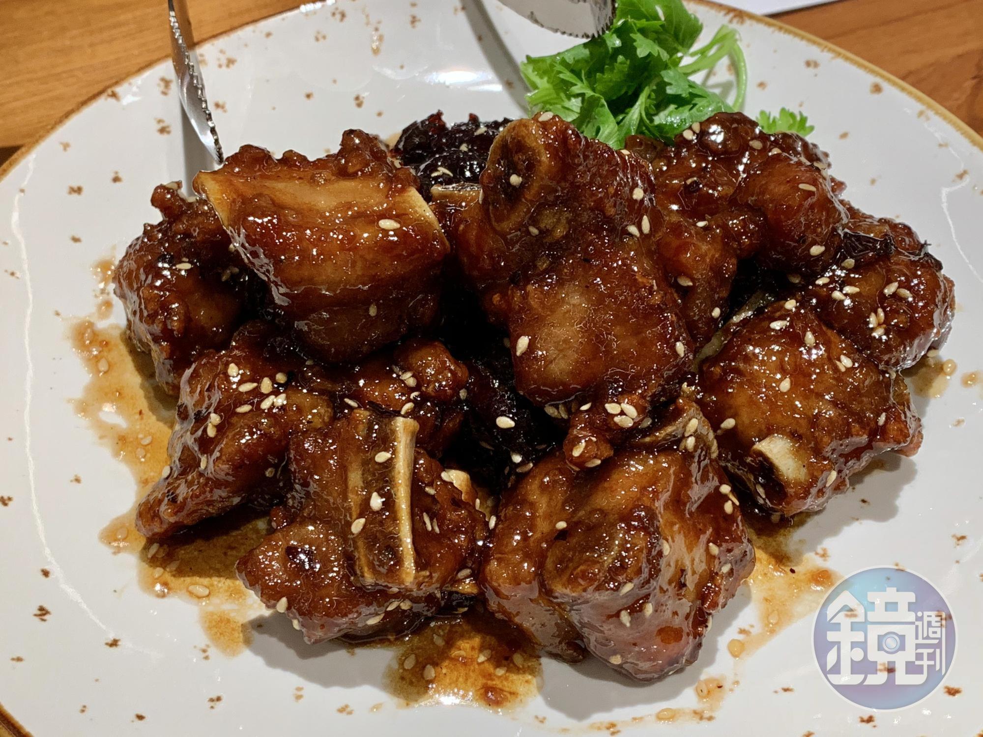 「蜜棗燒排骨」外層巴著鹹甜醬汁，嘗得到濃郁的黑棗香氣，排骨肉外酥內嫩。（2人套餐菜色）