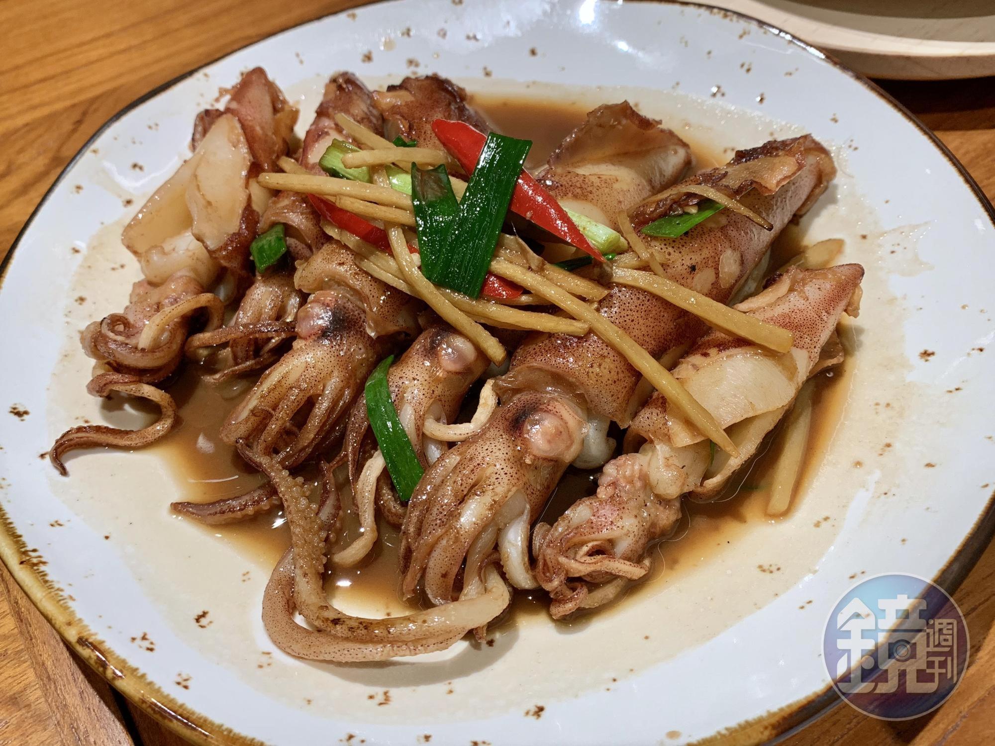 「醬油煎小卷」澎湖小卷油煎後，以醬油燒出香氣，肉質彈Q有嚼勁，微微辛辣。（4人套餐菜色）