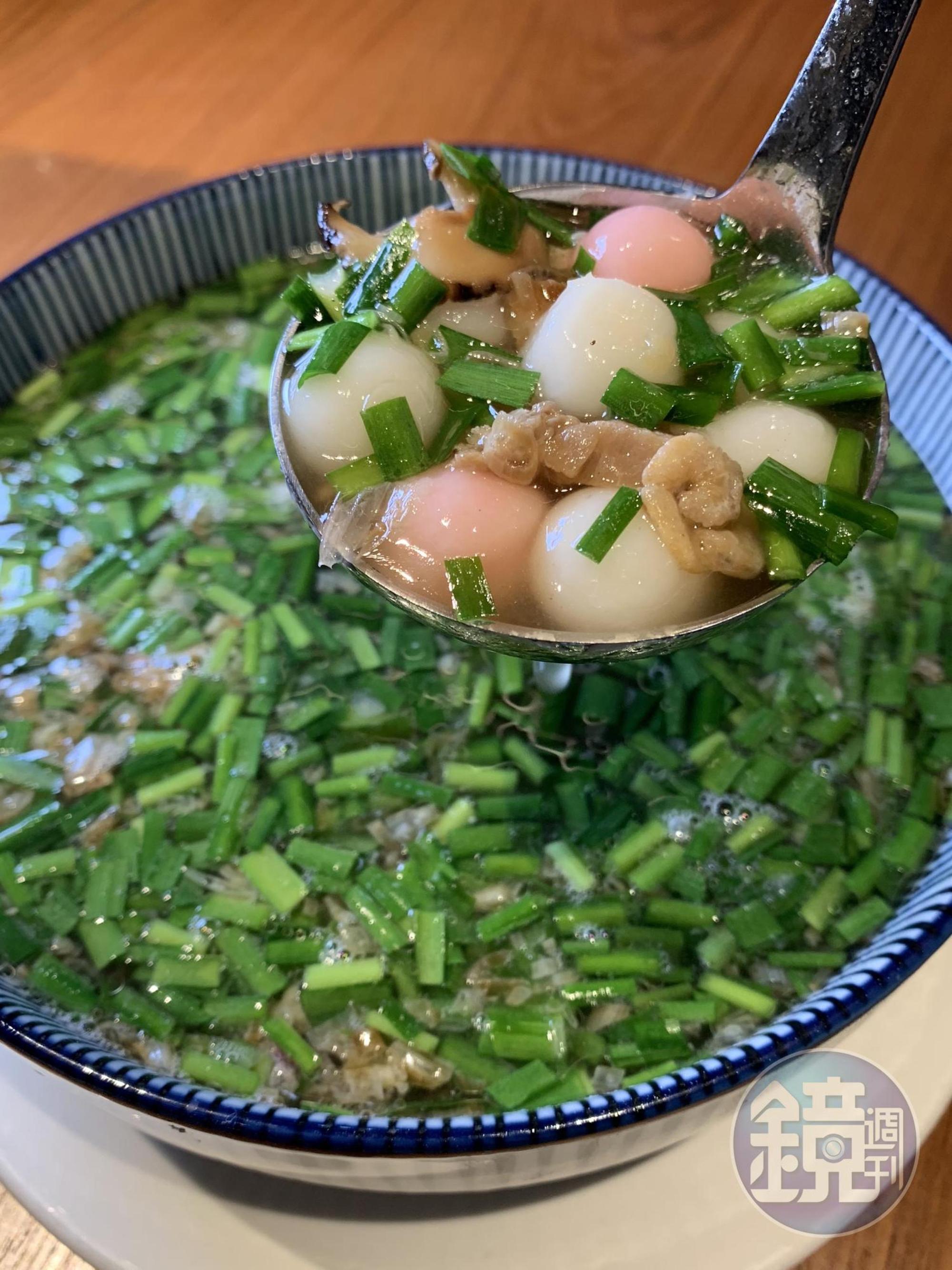 「雙色鹹湯圓」的湯頭，以雞高湯和煸香的開陽、香菇熬成，味道鮮美、帶一點白胡椒的辛香，湯圓Q彈不爛。（4人套餐菜色）