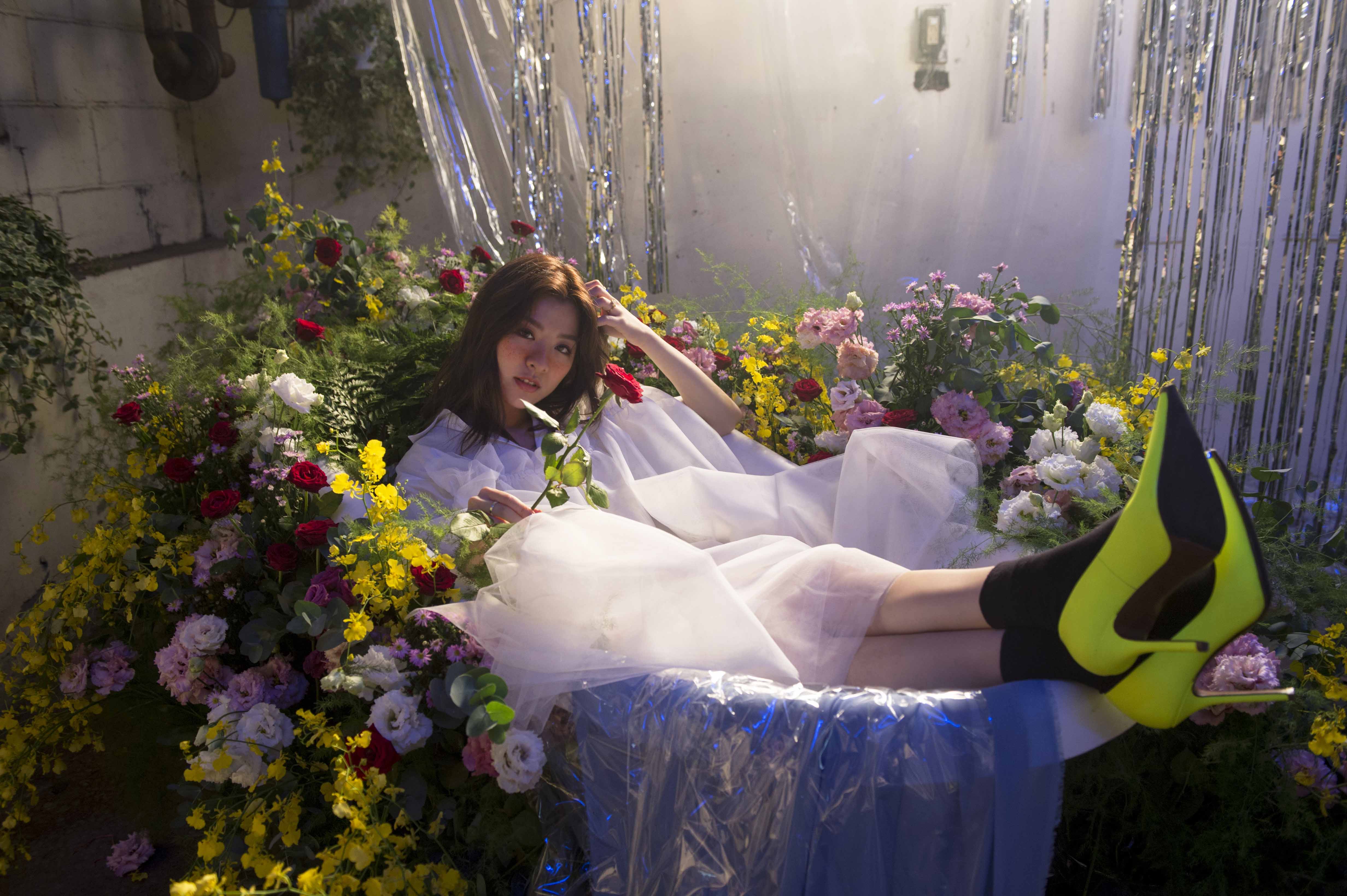 關詩敏推出新歌〈美麗的 我不碰就是了〉。（亞神音樂提供）