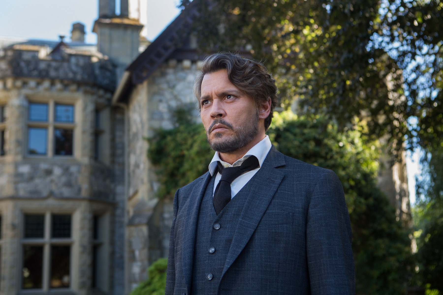 可憐的強尼戴普，演了一堆《神鬼奇航》還是填不滿債務黑洞，難怪看到《人生消極掰》的絕症題材會愛不釋手。（采昌國際）