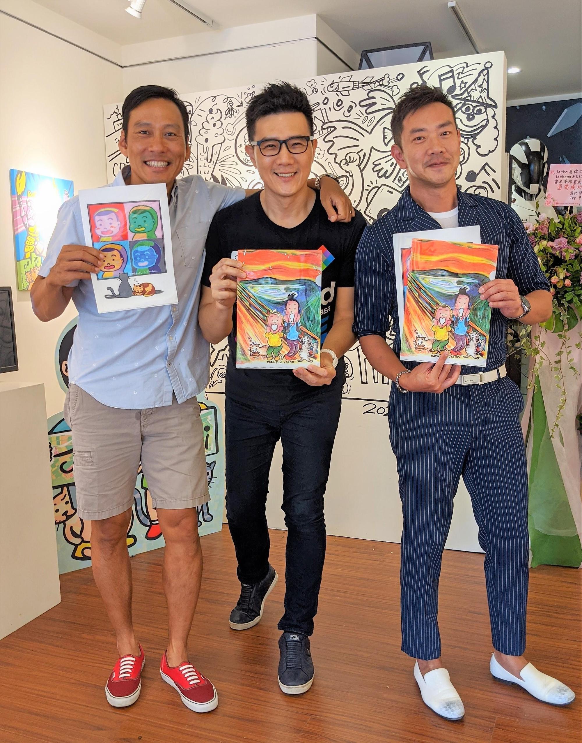 艾力克斯（左）和江俊翰開心收下蔣偉文（中）畫展週邊商品。（艾迪昇傳播提供）