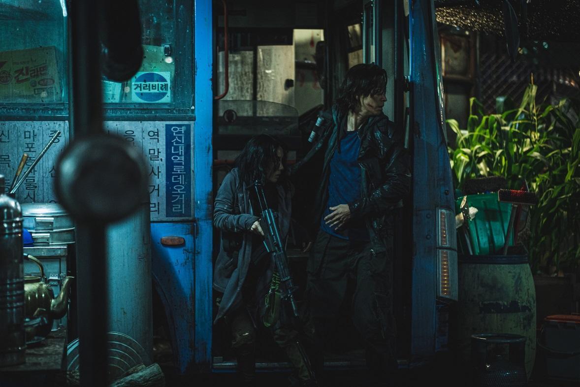 姜棟元（右）和李貞賢主演的《屍速列車2：感染半島》，今在台與韓國同步上映，韓國預售開出好成績。（車庫娛樂提供）