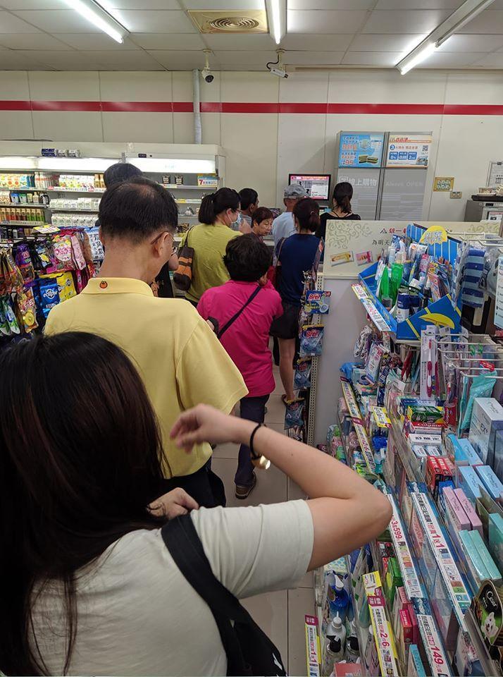 超商今日上午出現排隊潮，不過就有要寄包裹的民眾感到相當困擾。（翻攝自爆怨公社）