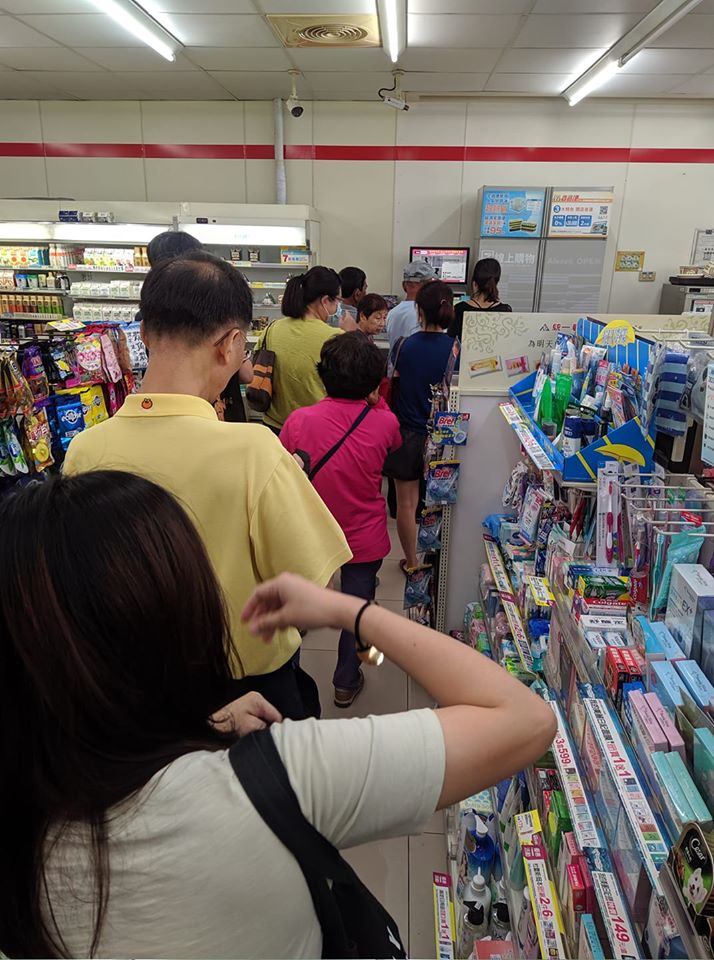 超商今日上午出現排隊潮,不過就有要寄包裹的民眾感到相當困擾。(翻攝自爆怨公社)