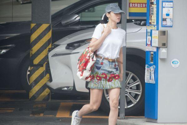 澤尻英龍華去年底持毒被捕,傳出原本今年全面復出,結果因為疫情影響暫緩。(翻攝《女性自身》)