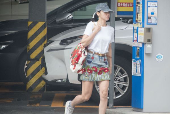 澤尻英龍華去年底持毒被捕，傳出原本今年全面復出，結果因為疫情影響暫緩。（翻攝《女性自身》）