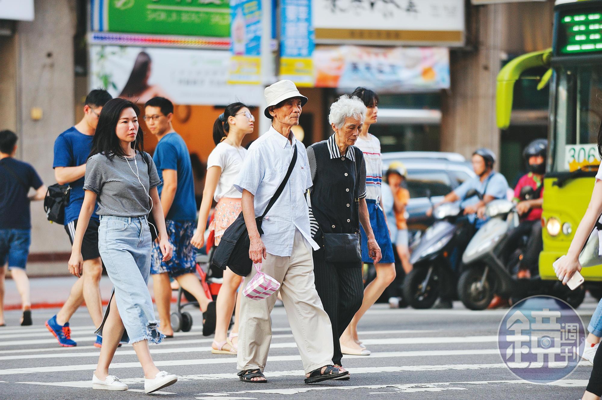 銀色海嘯席捲而來，想要安心養老，一定要看懂高配息產品背後的高費用率。