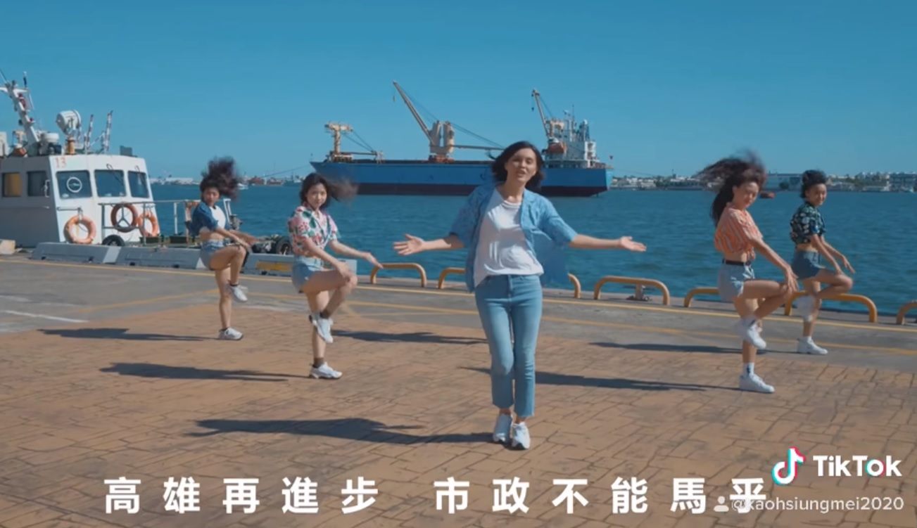 「高雄Mojito」MV中有一句歌詞「高雄再進步 市政不能馬乎」將馬虎打成「馬乎」。(翻攝自李眉蓁臉書)