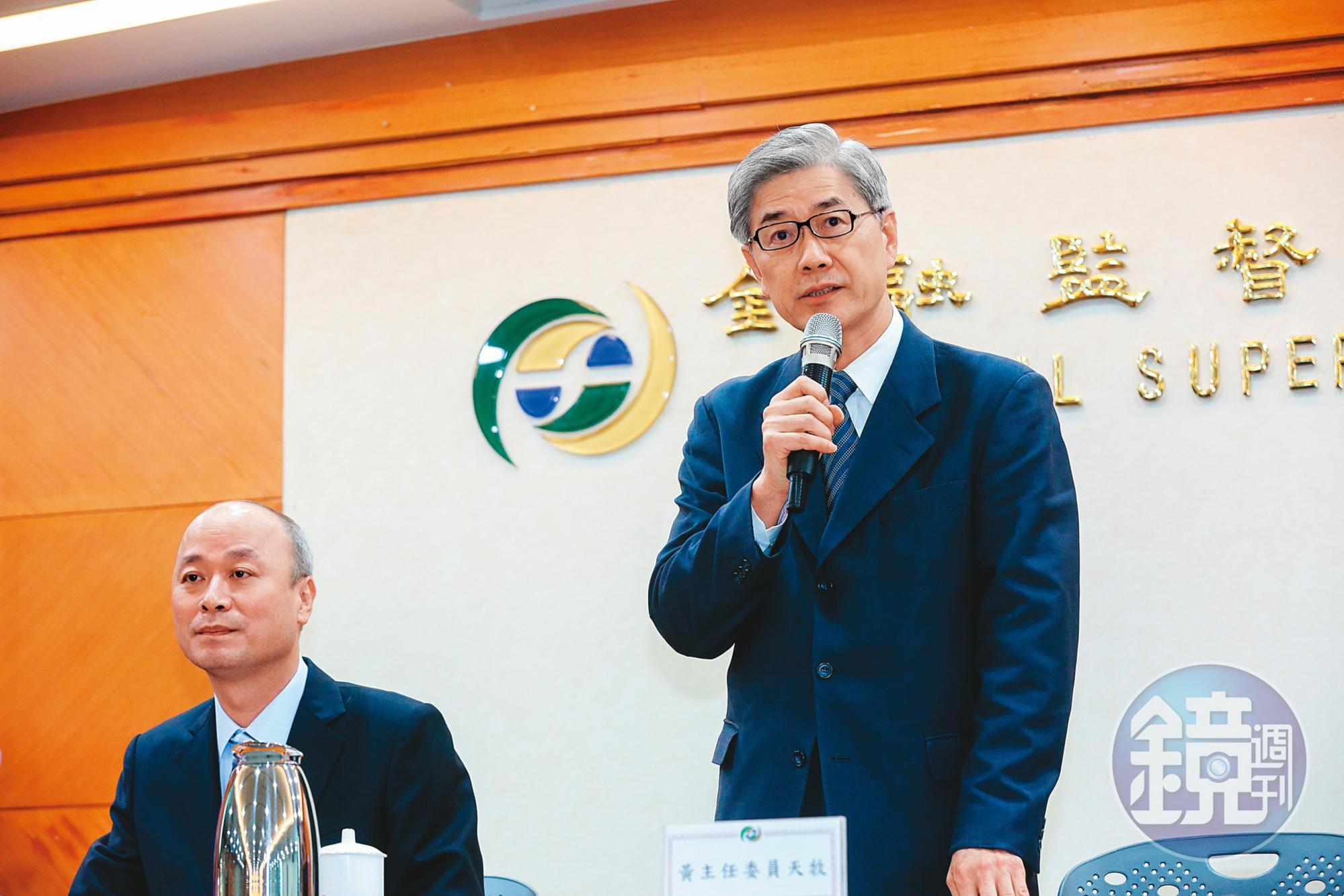 金管會主委黃天牧（右）指出，銀行銷售相關法規齊備，未來將強化金檢，落實消費者保護。