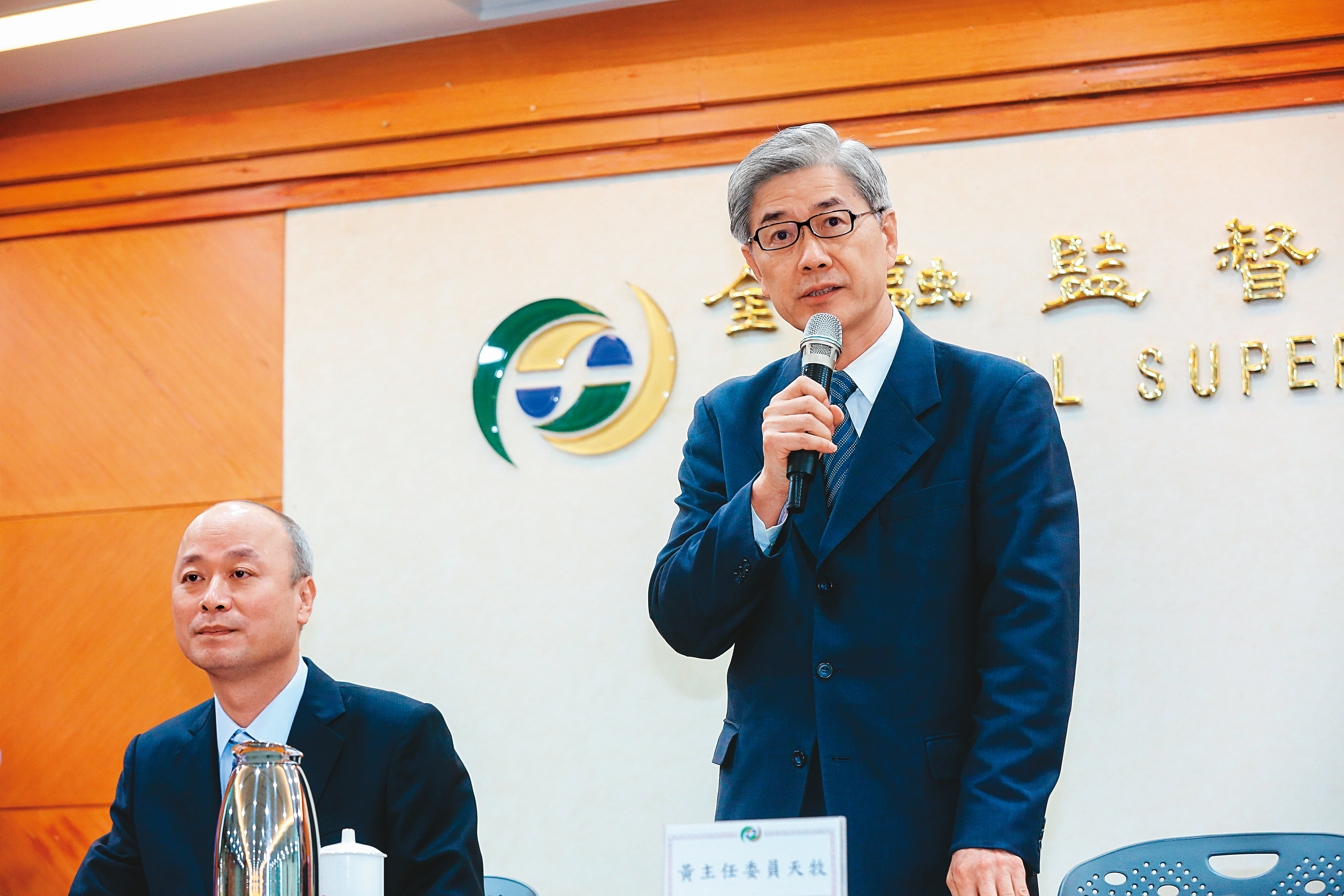 金管會主委黃天牧(右)指出,銀行銷售相關法規齊備,未來將強化金檢,落實消費者保護。