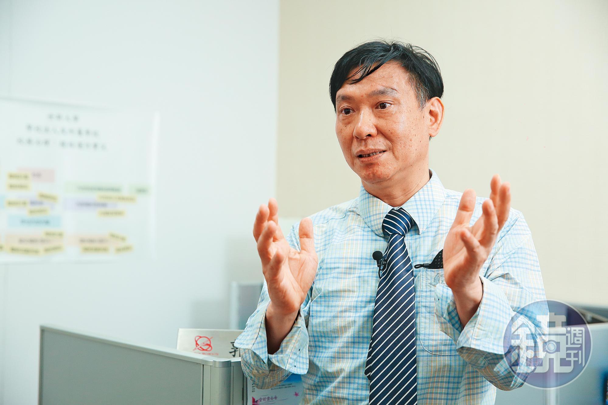 世新大學財金系副教授郭迺鋒強調，銀行必須將客戶視為資產，重新審視制定理專獎懲制度。