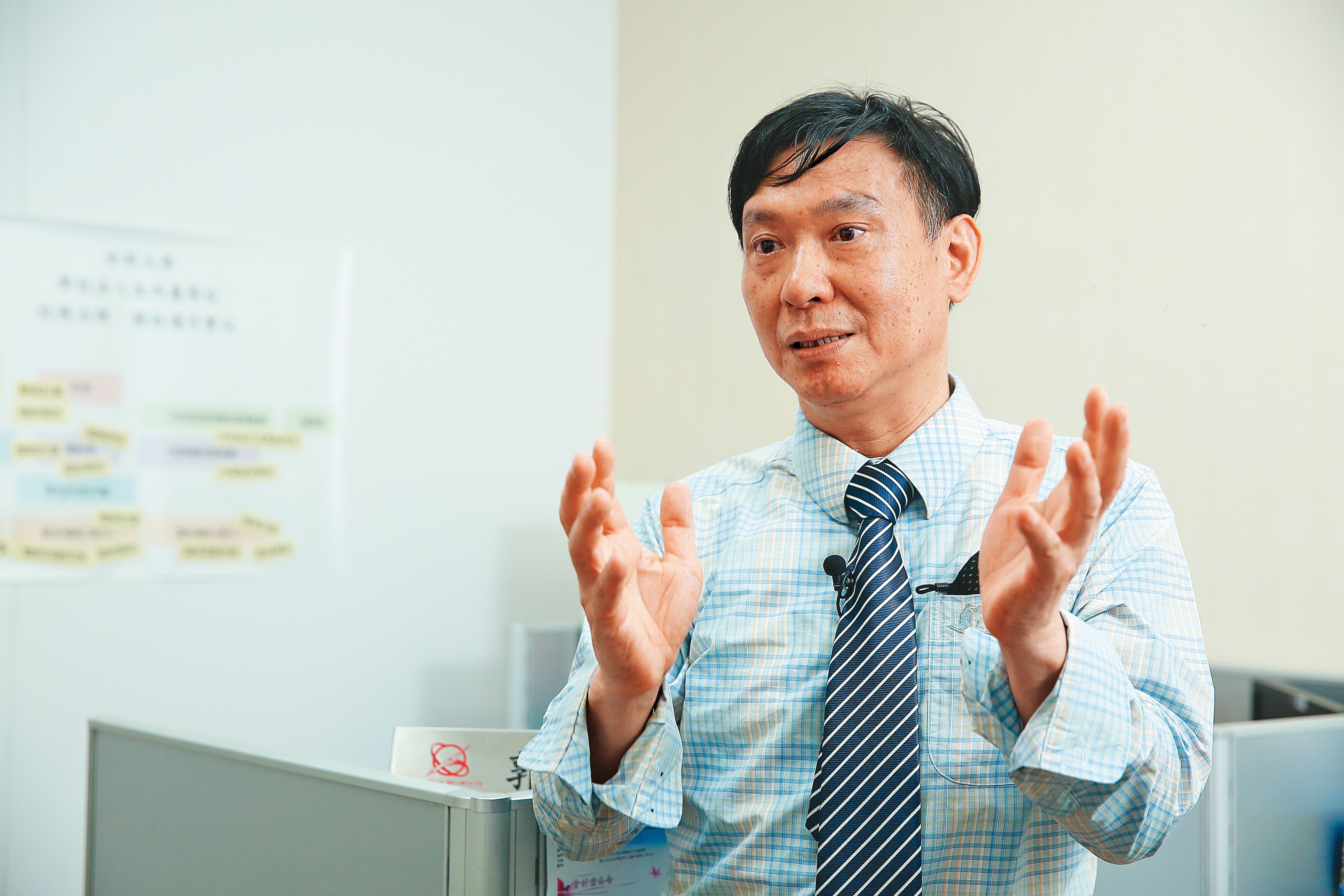 世新大學財金系副教授郭迺鋒強調,銀行必須將客戶視為資產,重新審視制定理專獎懲制度。
