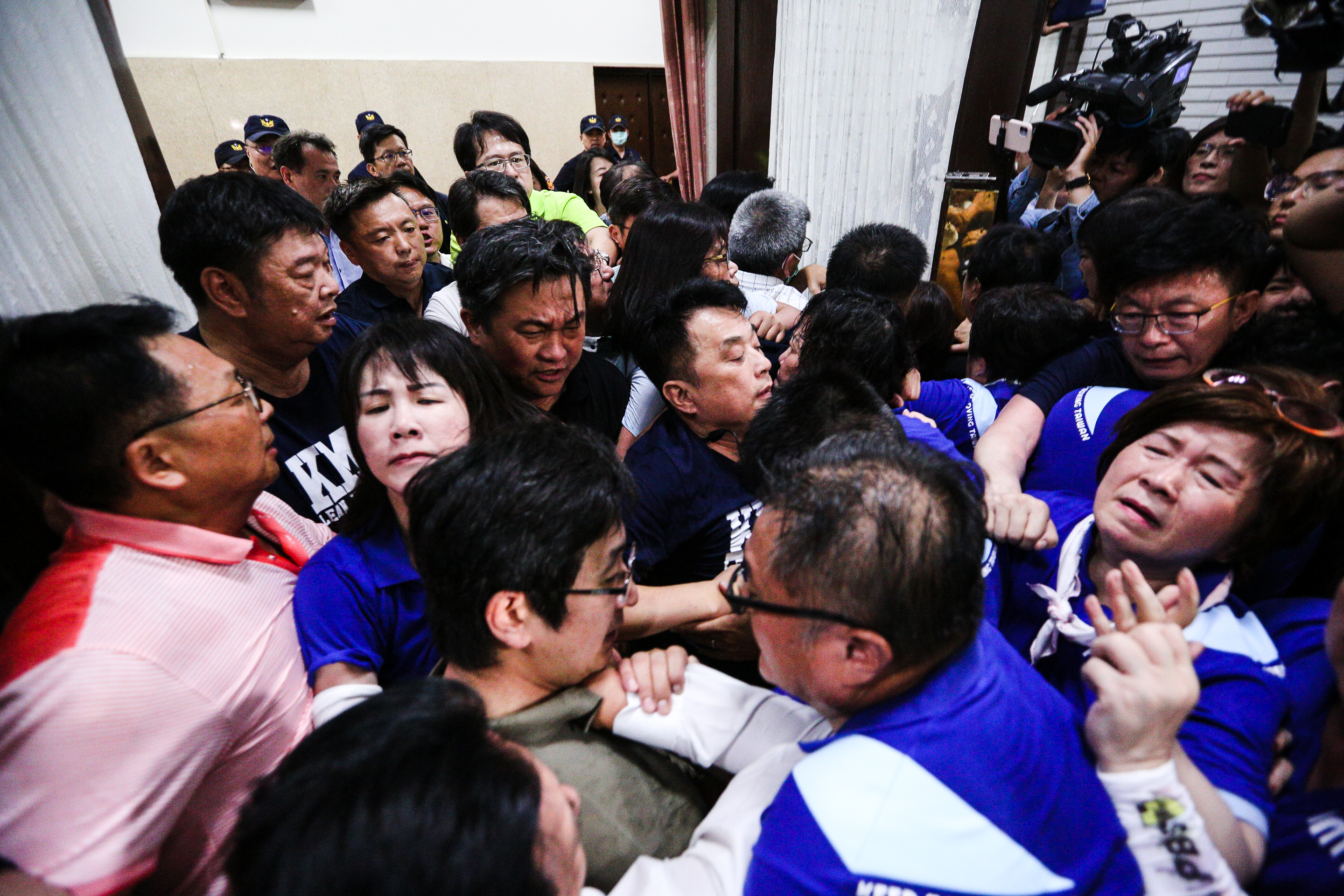 立法院昨日爆發朝野立委激烈衝突，民進黨指控國民黨放任助理加入衝突。