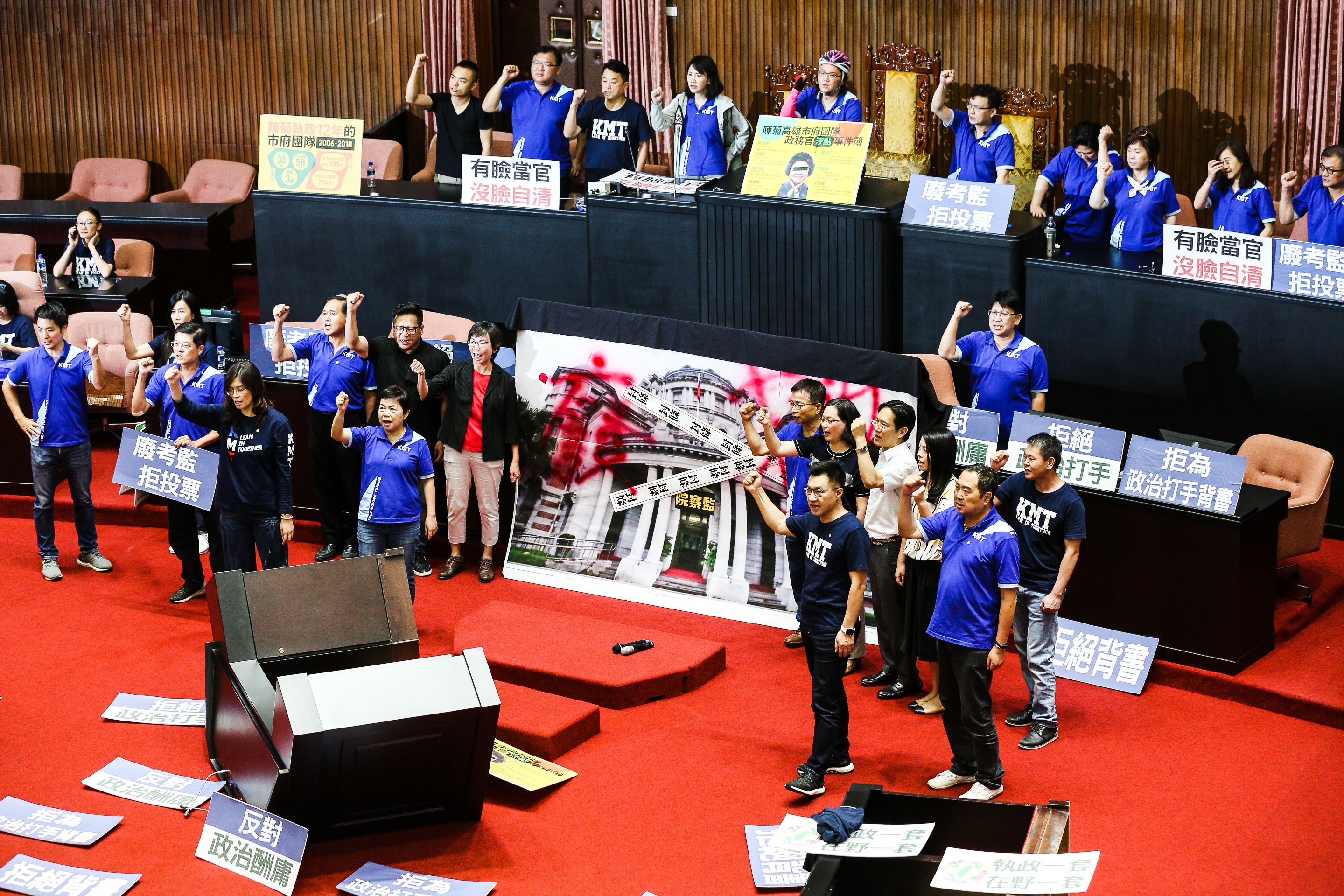 民眾黨立委蔡壁如等人進議場,聲援國民黨癱瘓議事的行動。